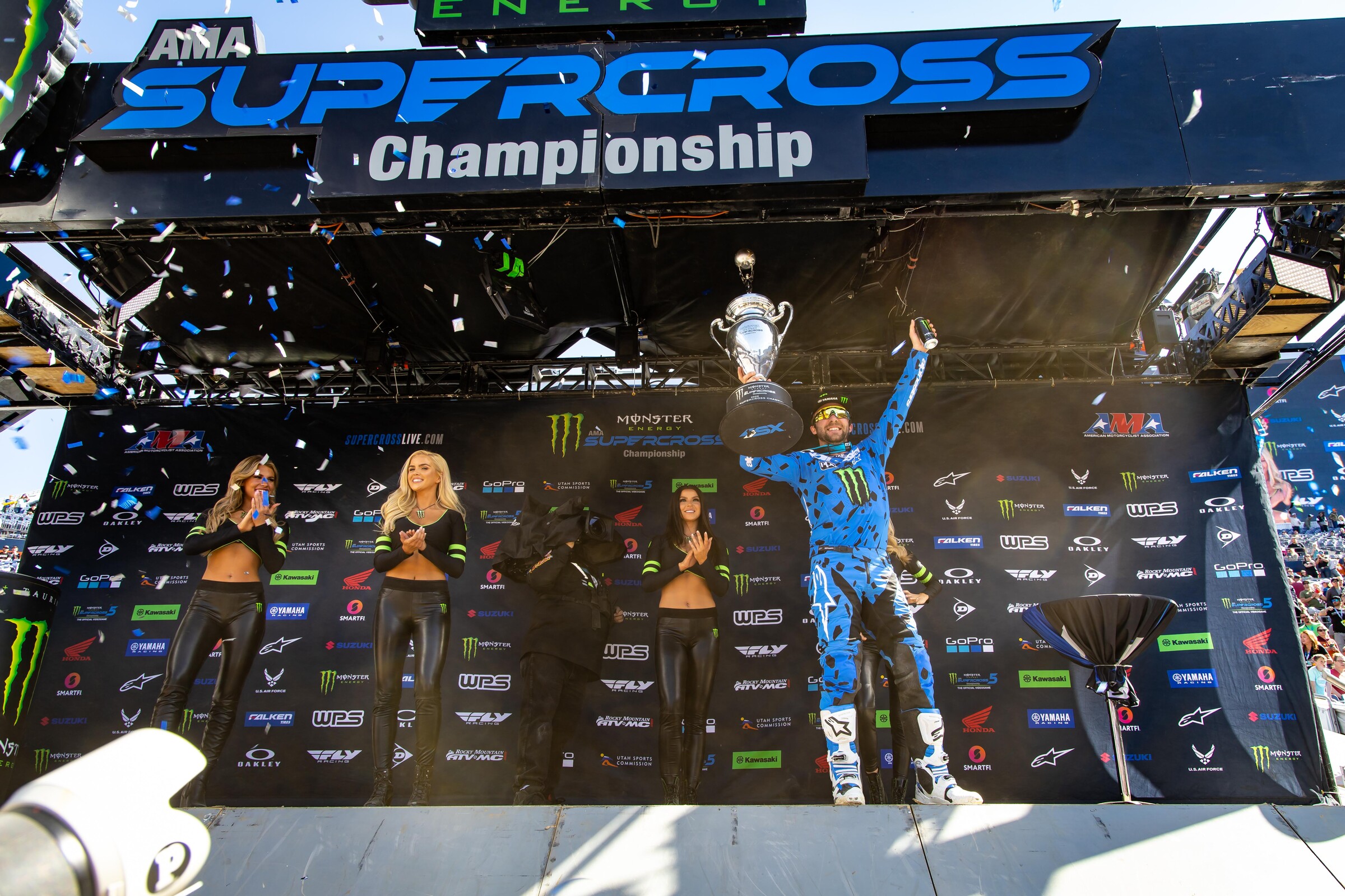 Eli Tomac celebrates winning the 2022 450SX title one round early.