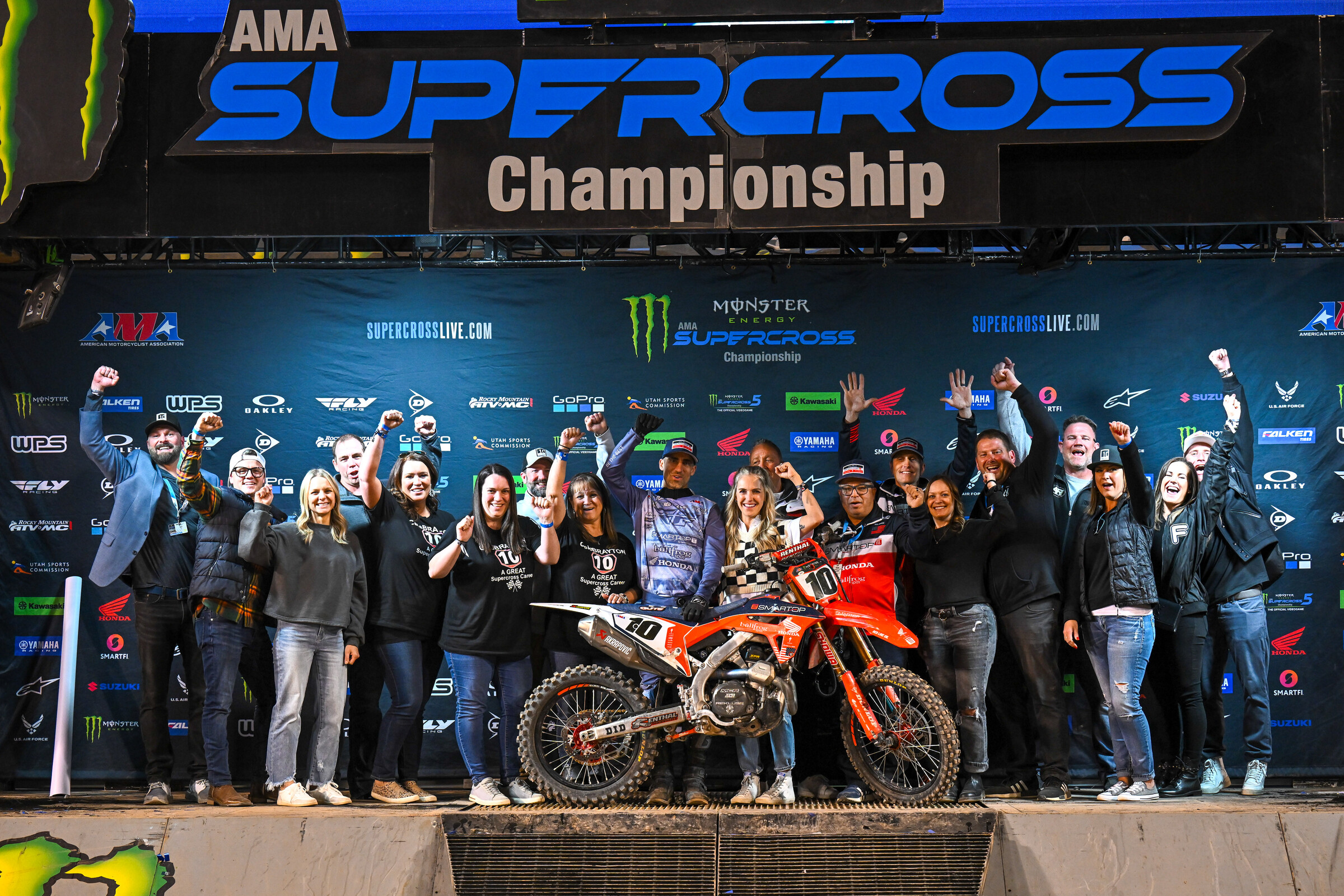 Justin Brayton and the SmarTop/Bullfrog Spas/MotoConcepts Honda crew after JB10 finished seventh in his final AMA Supercross 450SX main event.