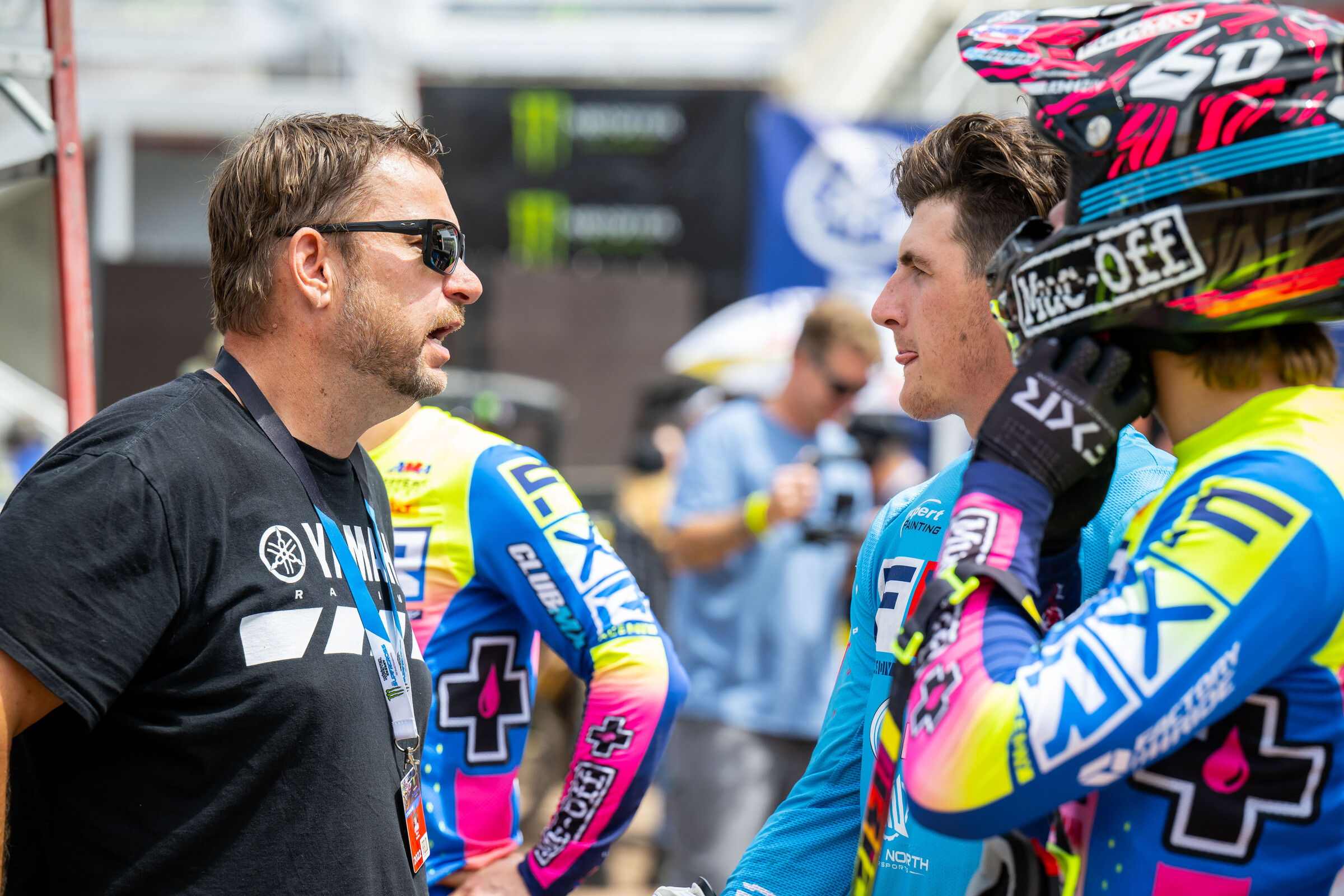 Matthes either explaining the rules or getting an earful...