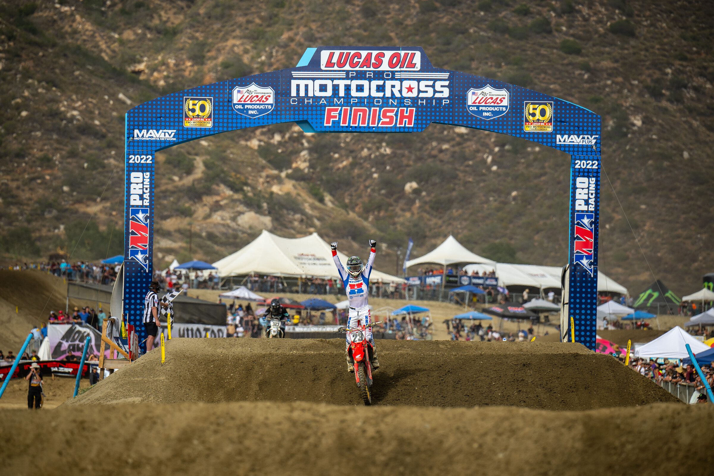 Chase Sexton strikes first in the premier class with a 1-1 day at the opener.