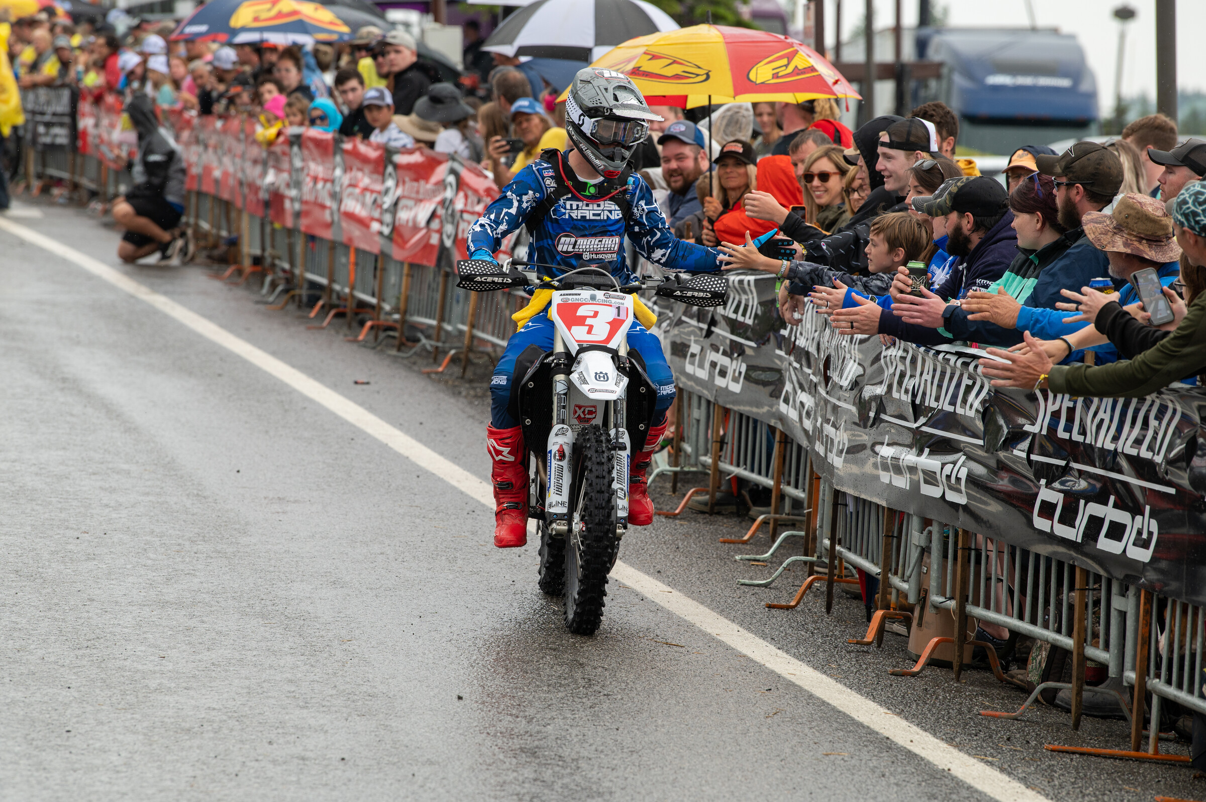 Saying 'hello' to the Snowshoe fans before the start, this is the cleanest Ashburn would be all day.