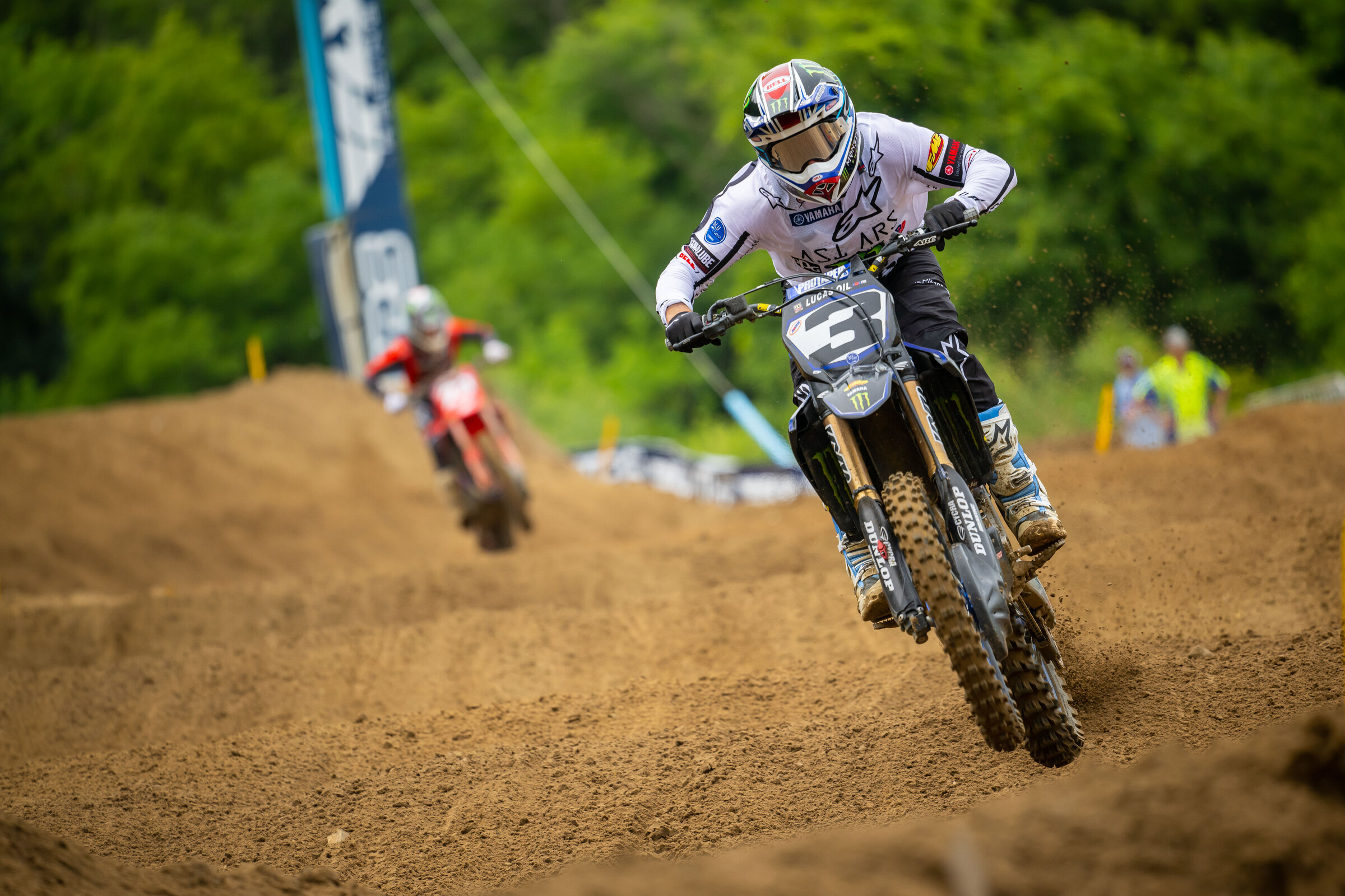 Tomac ahead of Sexton. The old, experienced vet vs the fast, new generation.