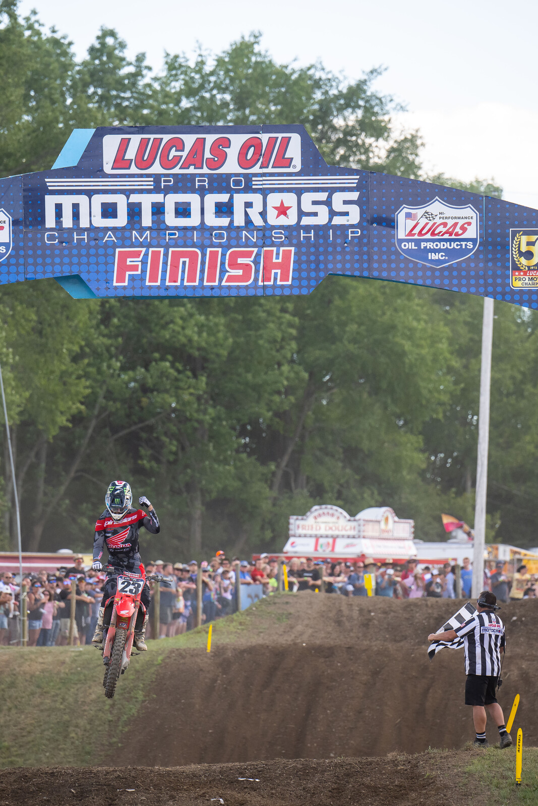 Chase Sexton goes 1-1 and reclaims the 450 Class points lead by a single point over Eli Tomac.