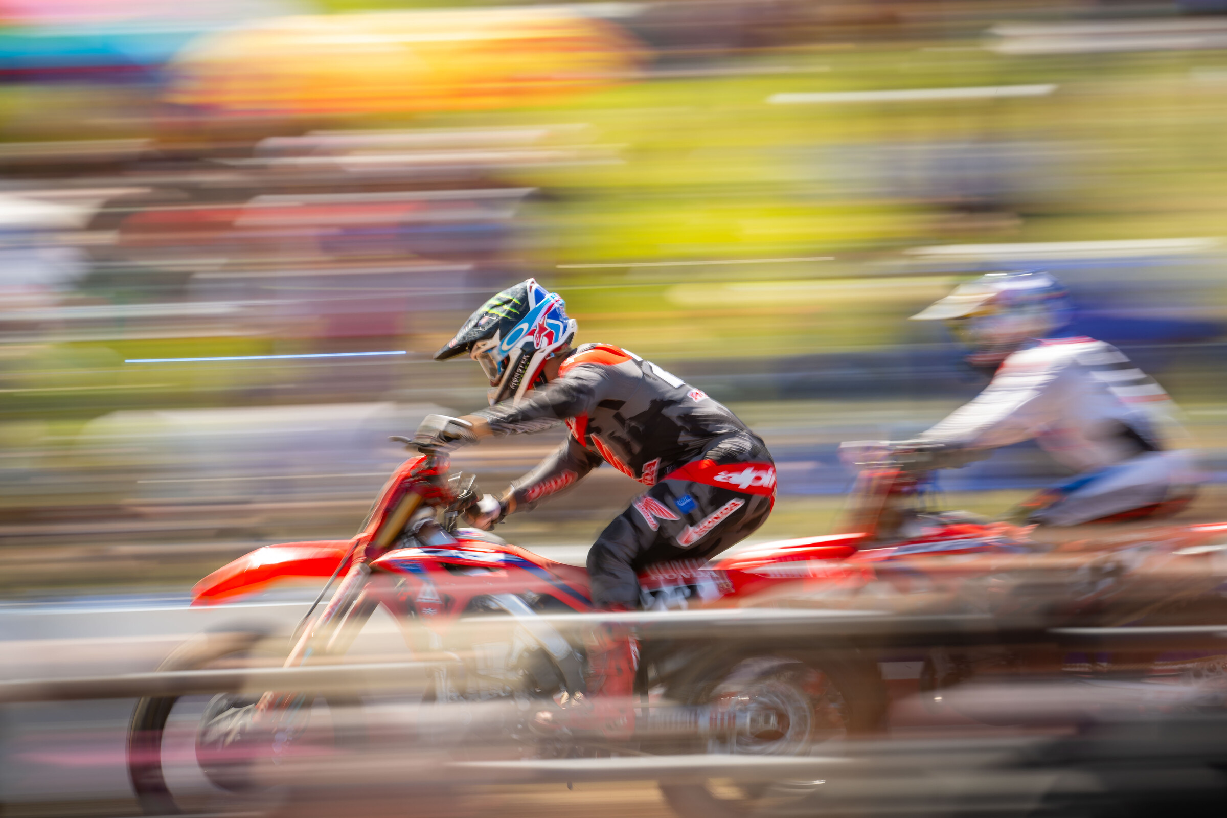 Sexton passing his teammate Ken Roczen.