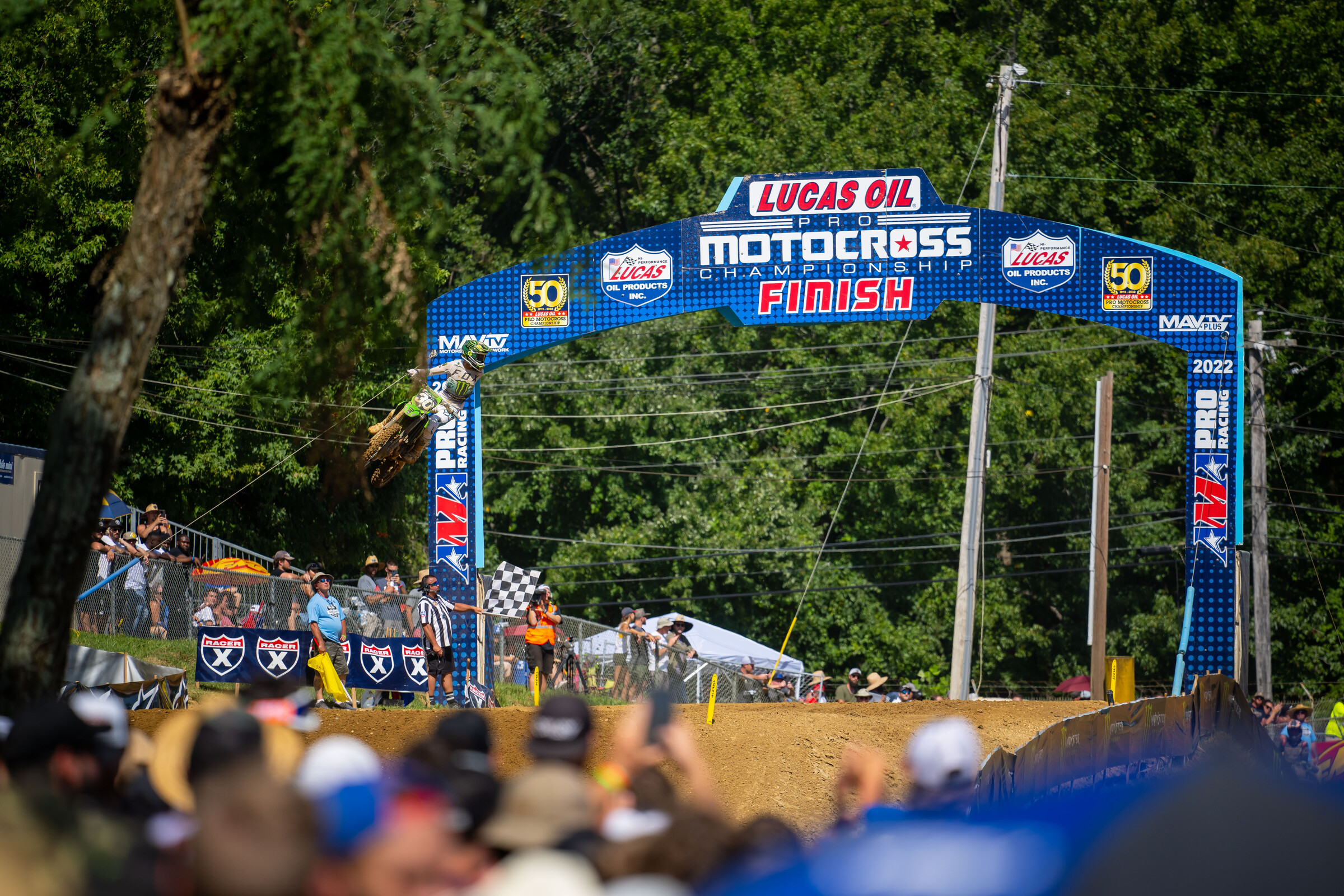 Shimoda winning the second moto.