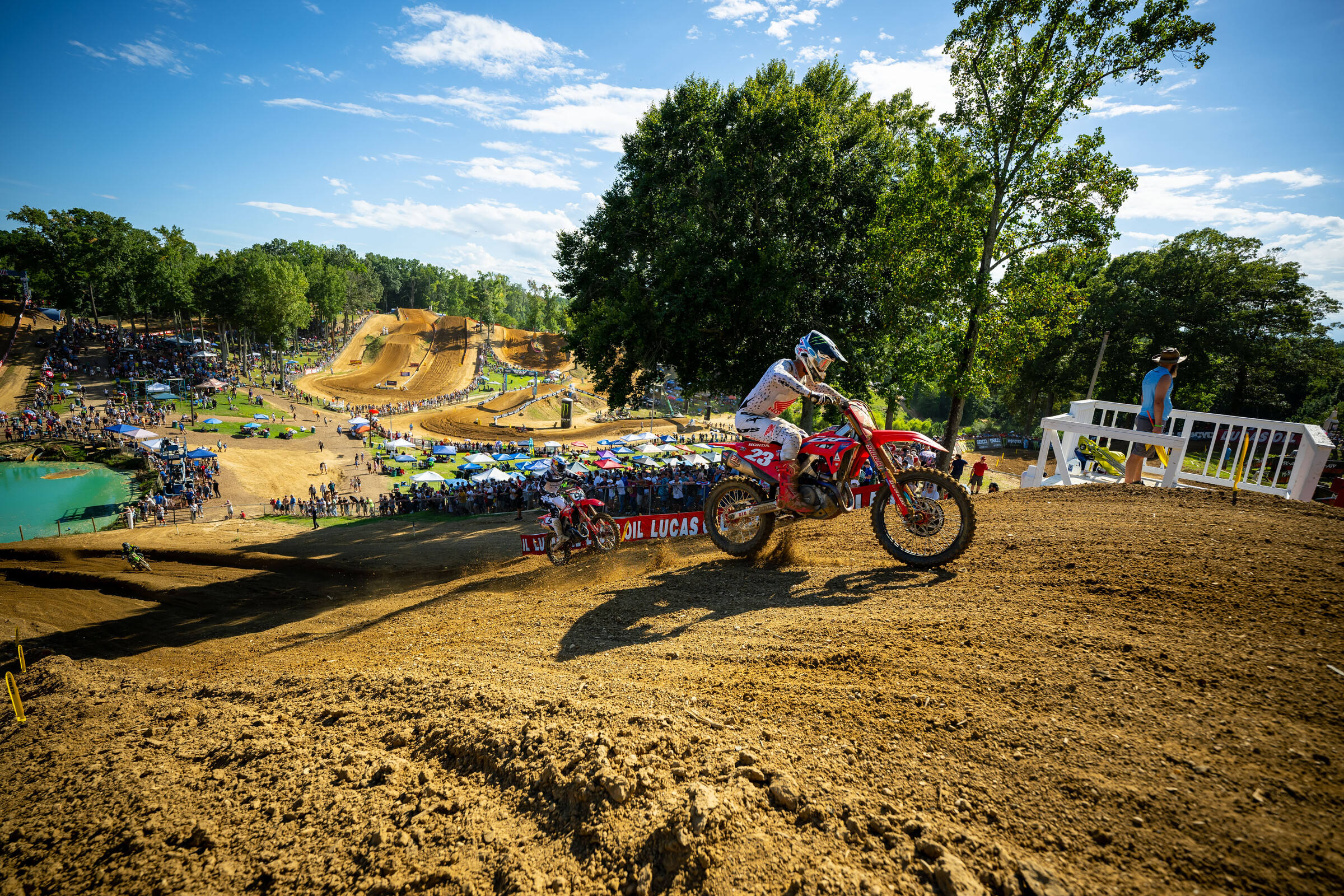Sexton passing Ken Roczen in the second moto.