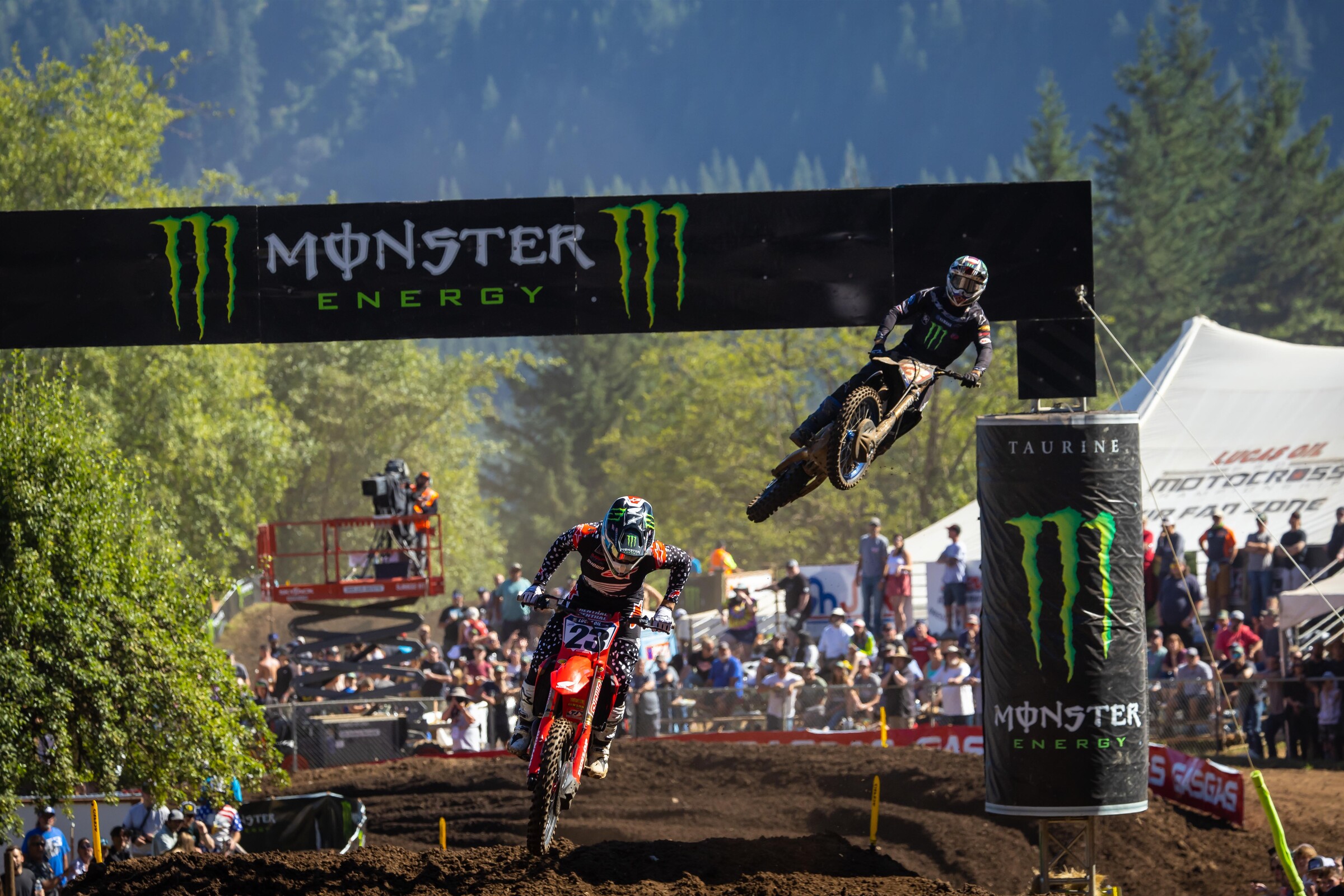 Sexton leading Tomac at Washougal.