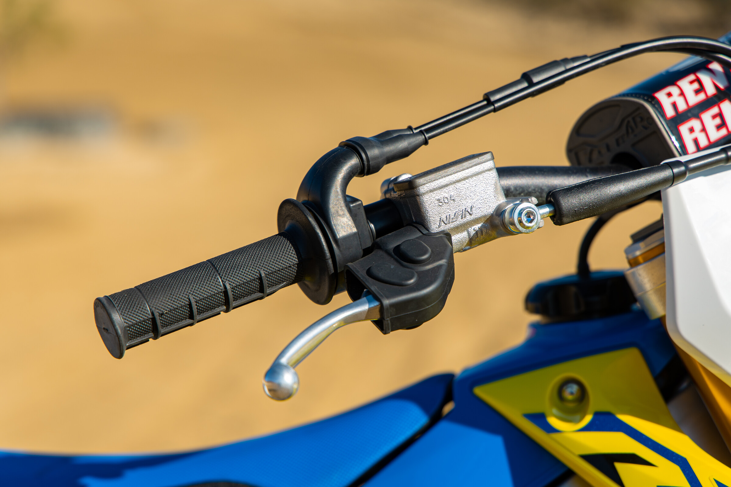 UNA MIRADA NUEVA AL SUZUKI RM-Z450 Y 250: THE WRAP - Dirt Bike Magazine - Foto 8