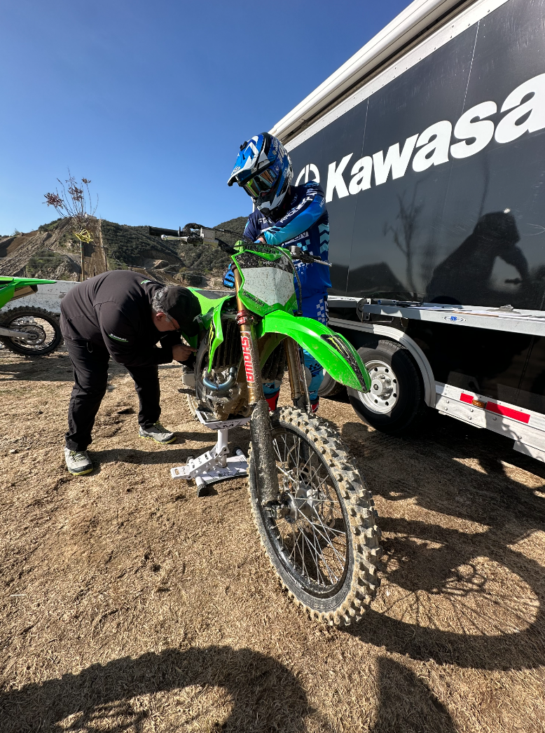 Eddie Laret gets some clicker help from Mike Chavez, former factory Yamaha mechanic for Damon Bradshaw.
