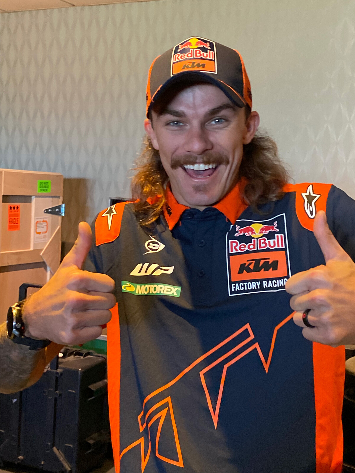 Aaron Plessinger: thumbs up, locks down.