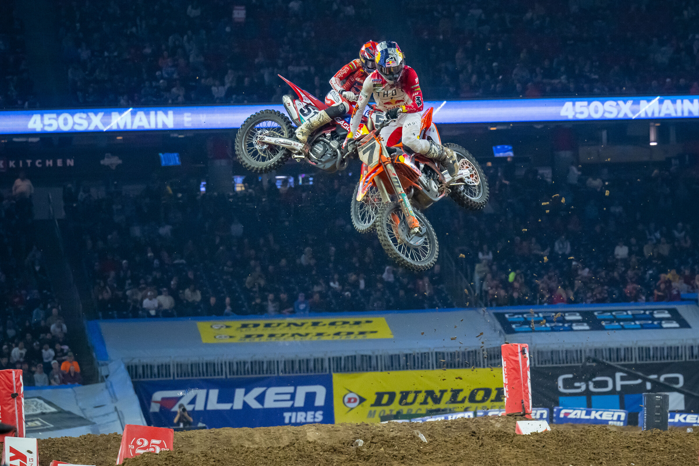 Aaron Plessinger battles with Justin Barcia.