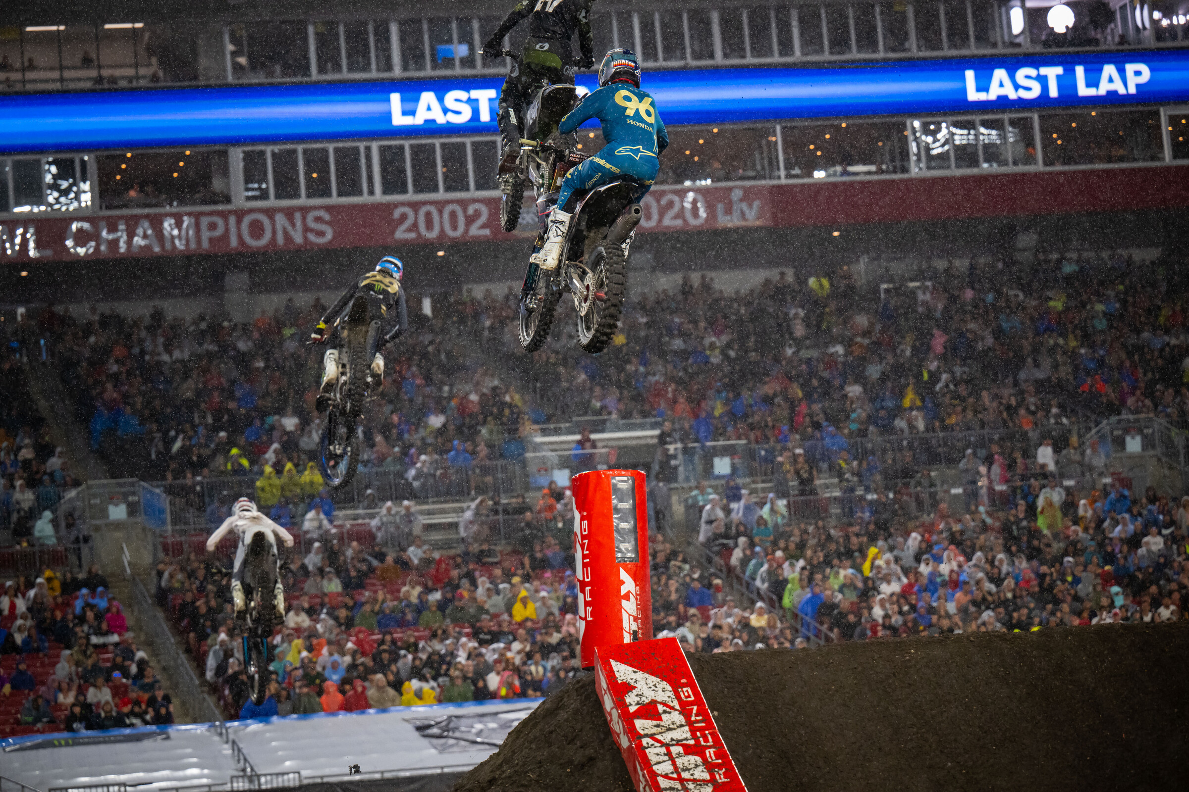 Nate Thrasher and Hunter Lawrence navigate lapped traffic in the 250SX main event.