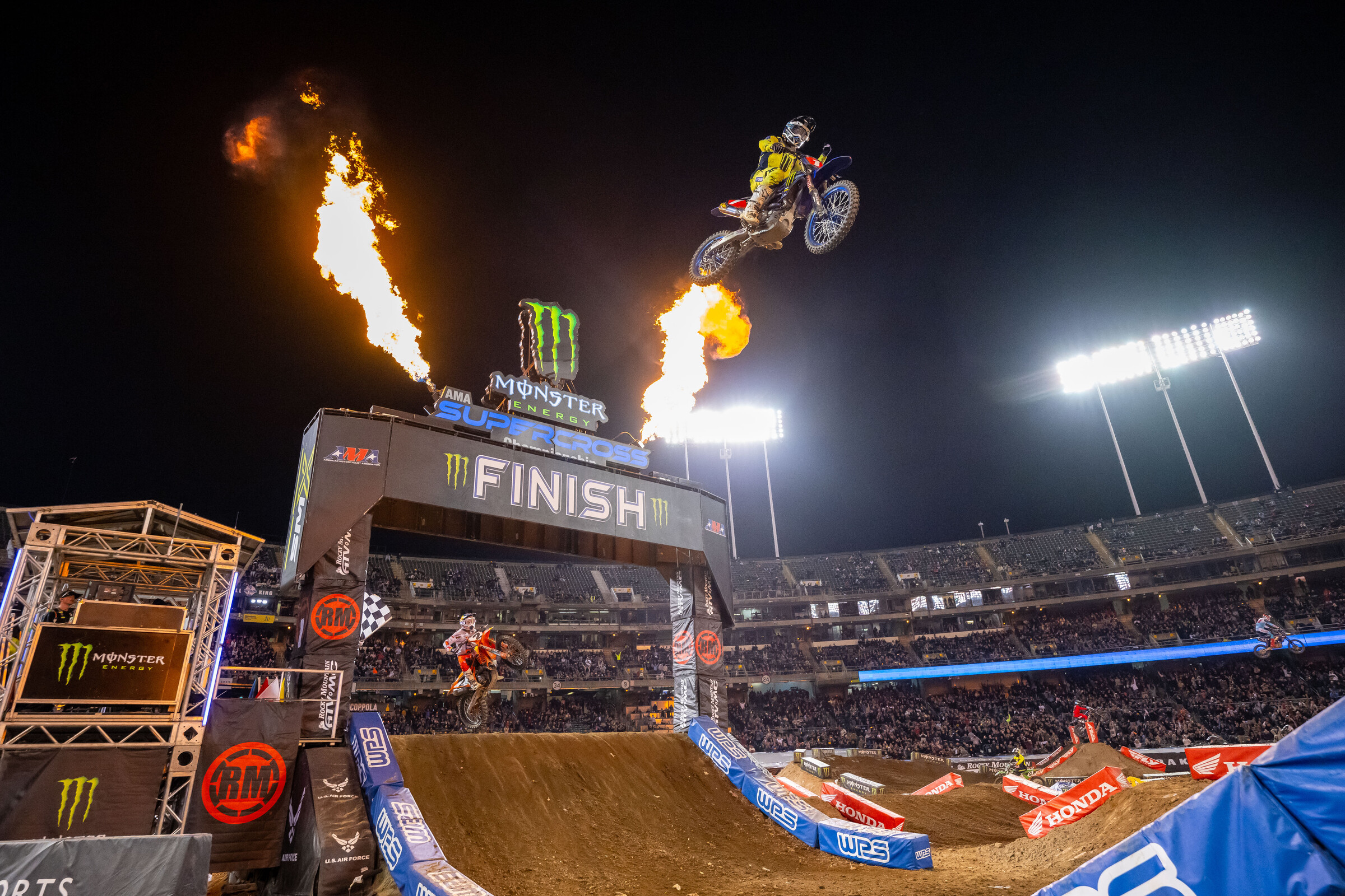 Eli Tomac taking the 2023 Oakland SX win.
