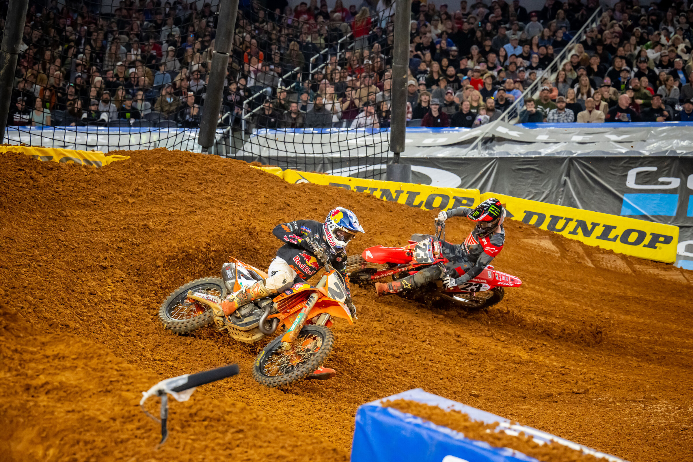 Webb fights to hold off Sexton in the closing stages of 450SX Race 3.
