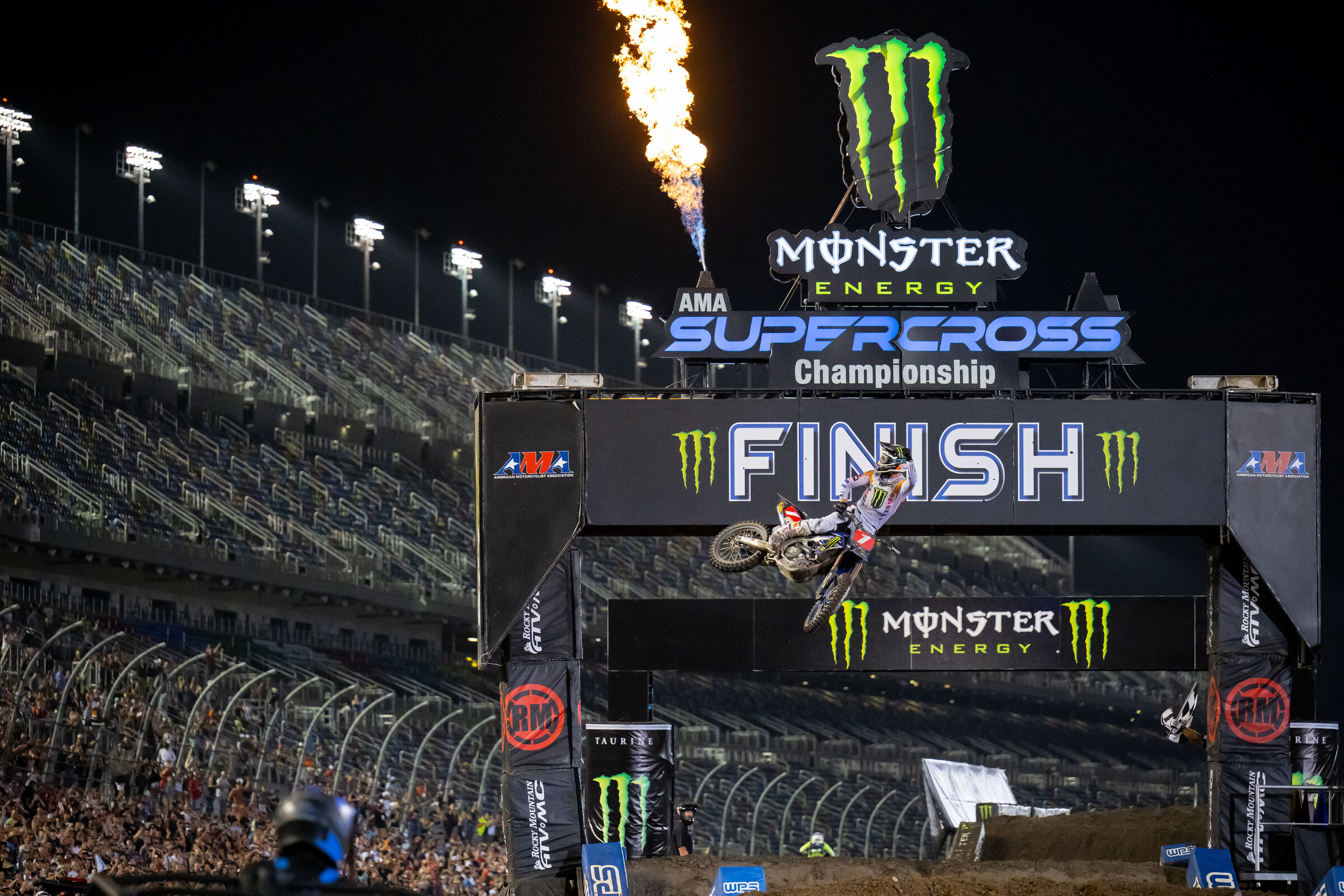 Tomac winning the 2023 Daytona Supercross.