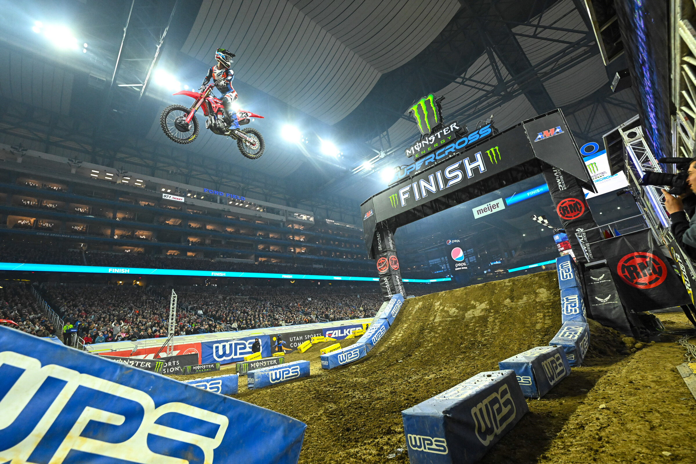 Chase Sexton taking the race win in the second 450SX heat race.