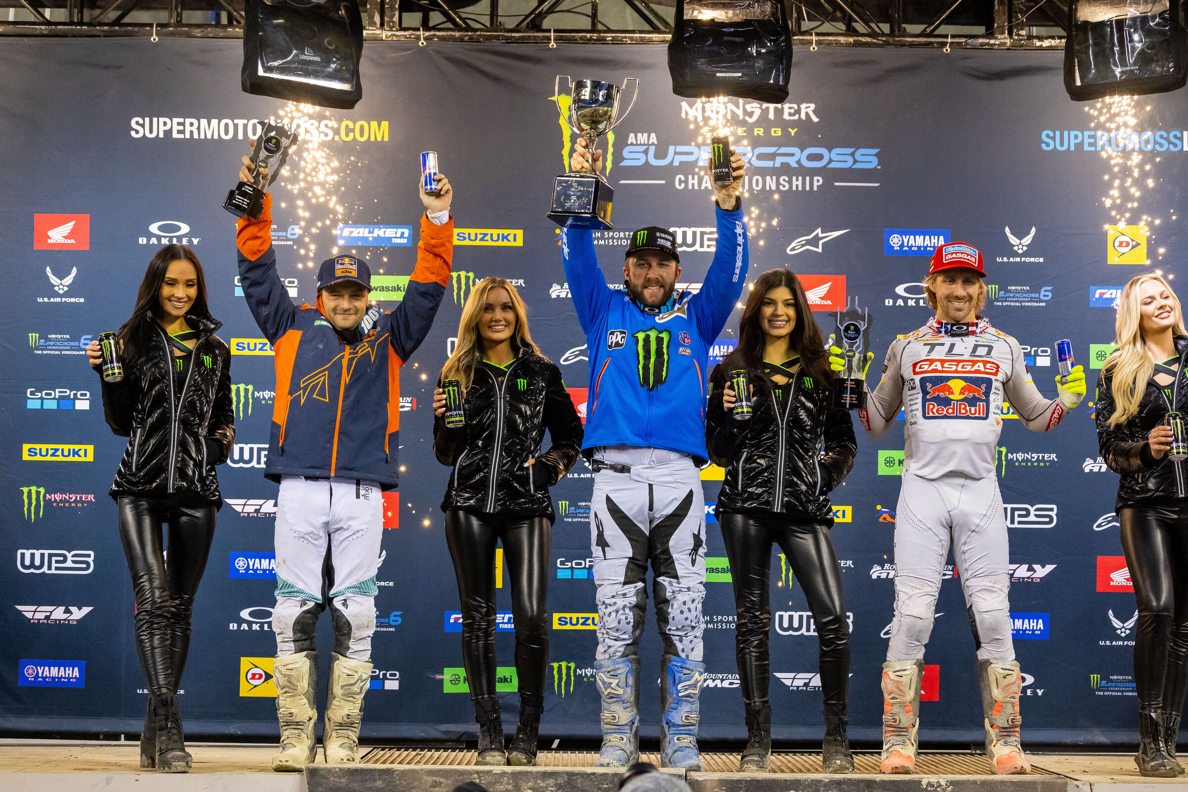 The 450SX class is so tight right now that both Cooper Webb and Eli Tomac will head into Glendale with red plates on their machines. We have a tie for the 450SX points lead!