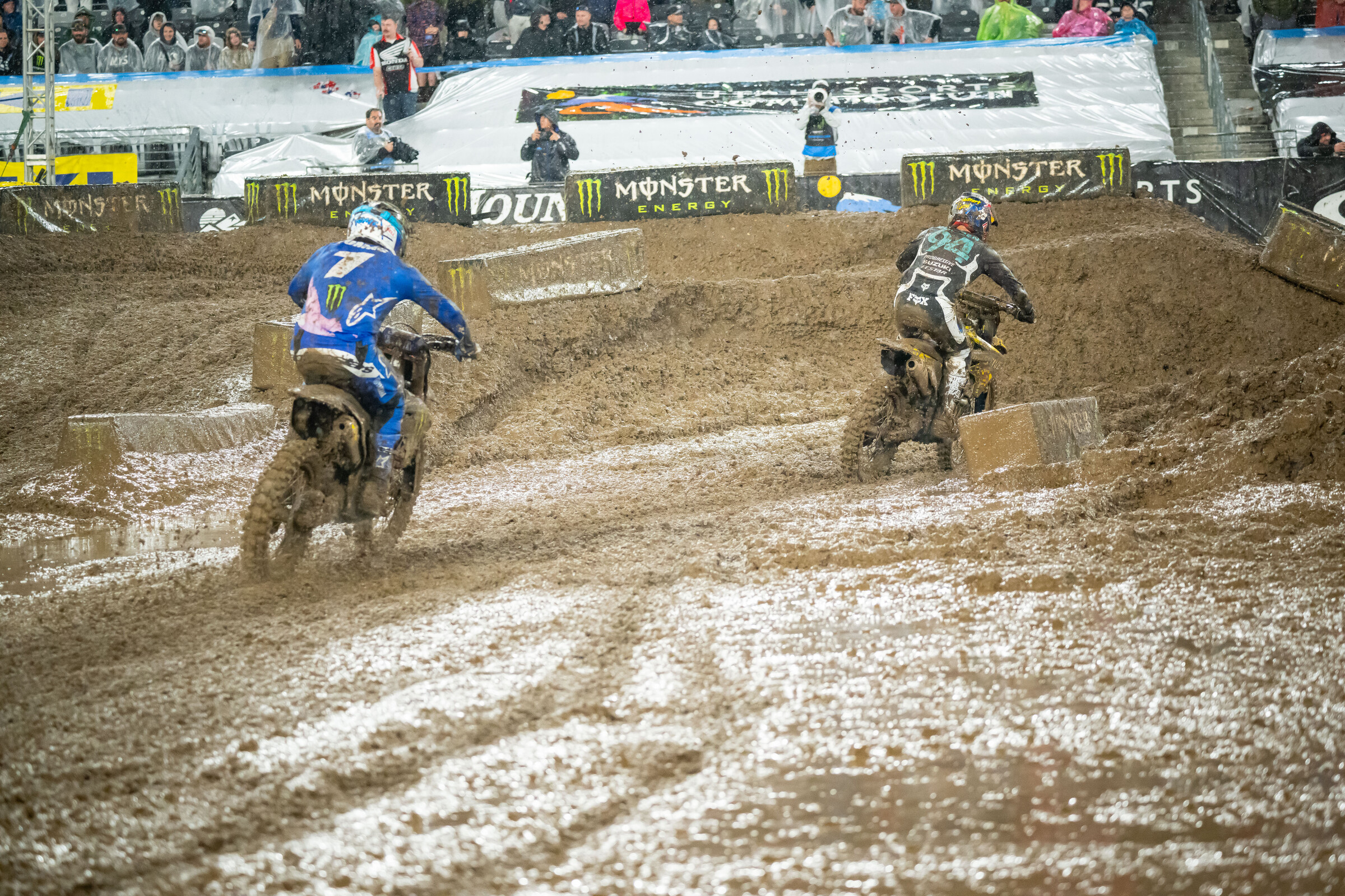Eli Tomac chases down Ken Roczen in the main.