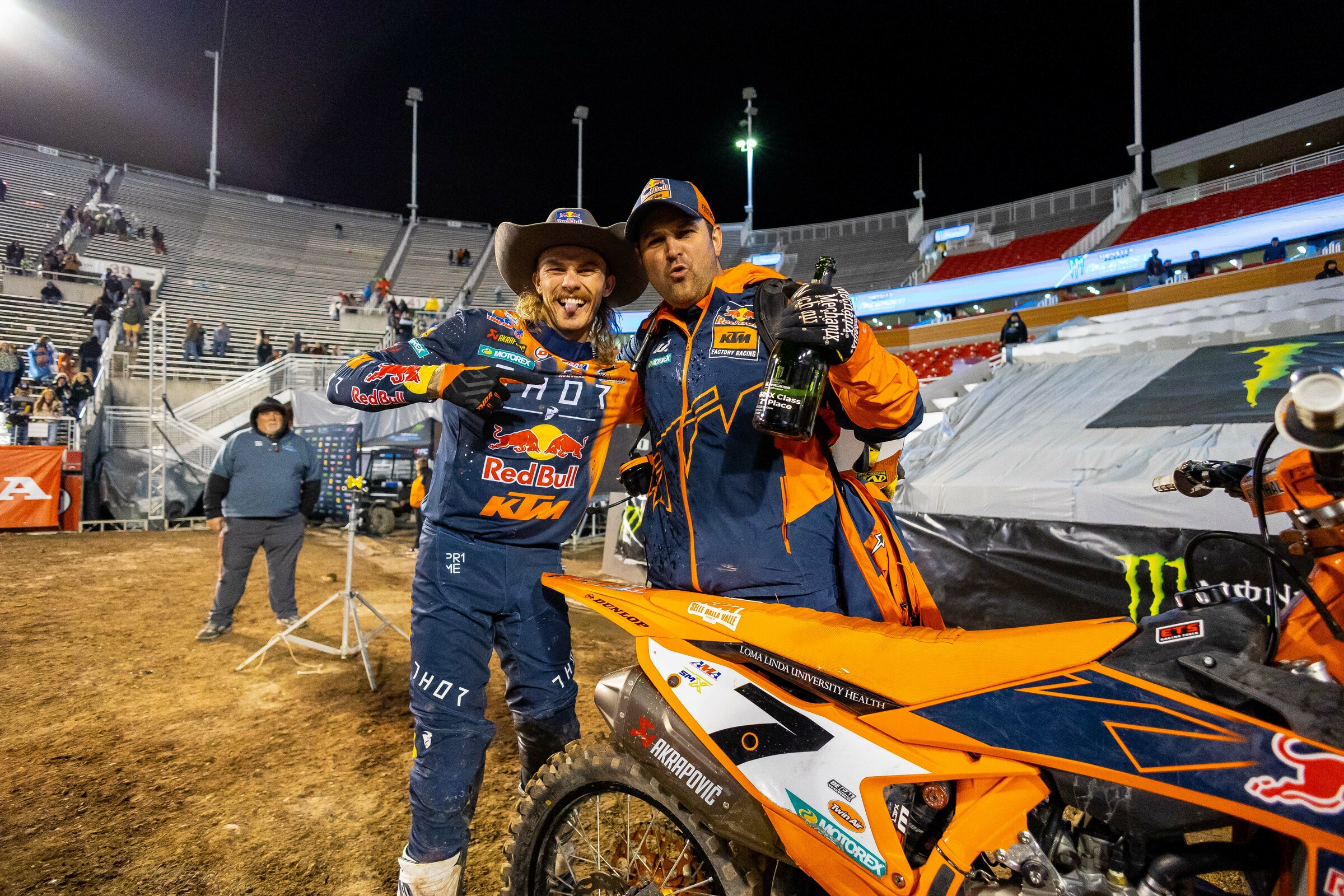 Plessinger with his mechanic Jade Dungey at the 2023 SX finale.
