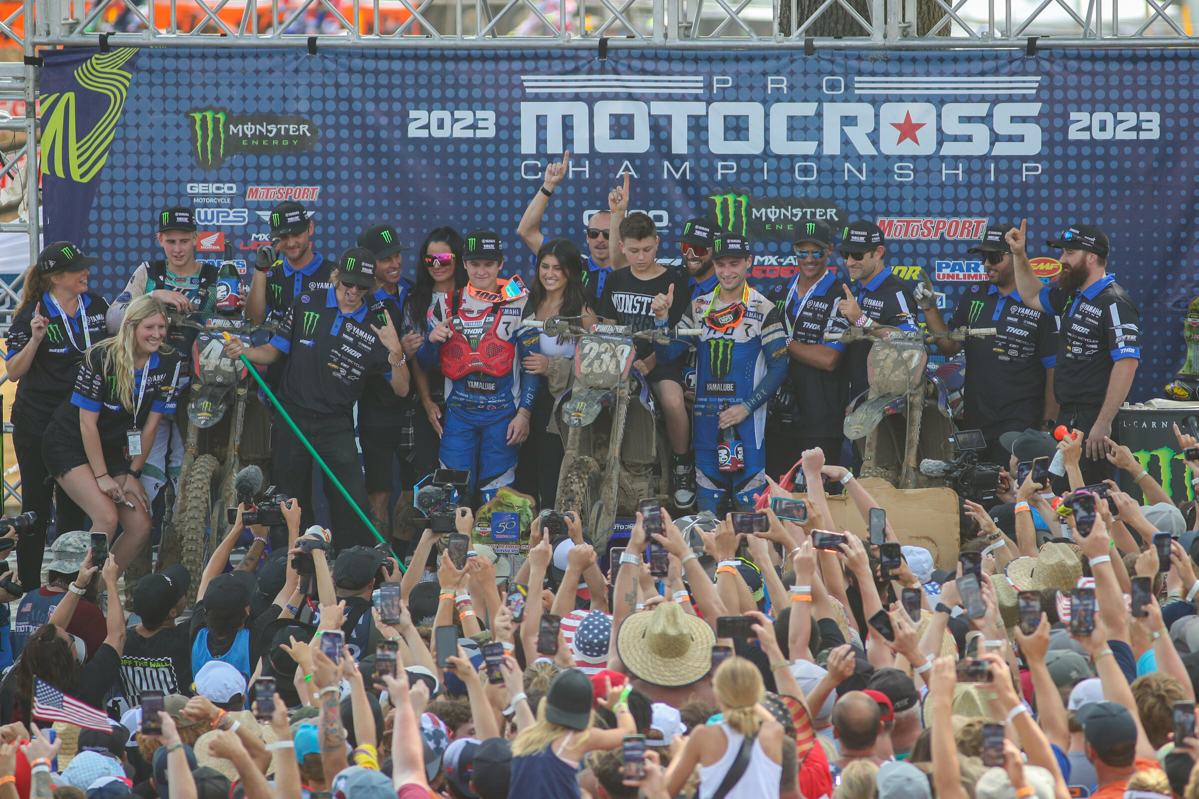 Peep the green broom handle. Classic