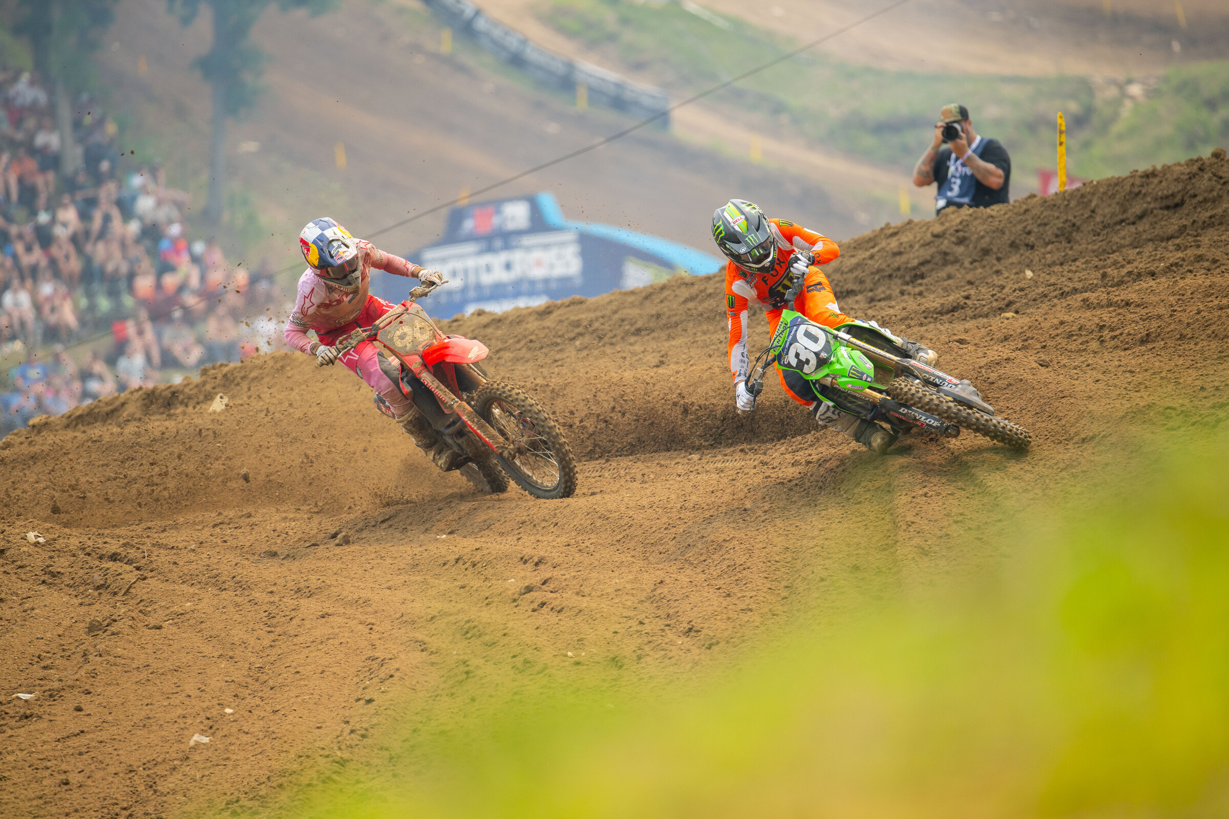 Jo Shimoda battles with Hunter Lawrence in 250 Moto 1.