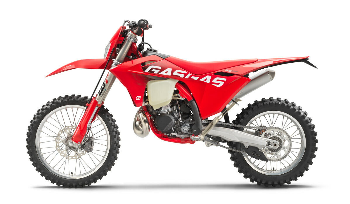 61452_Enduro _ EC 300 US_ 2024 _ Studio