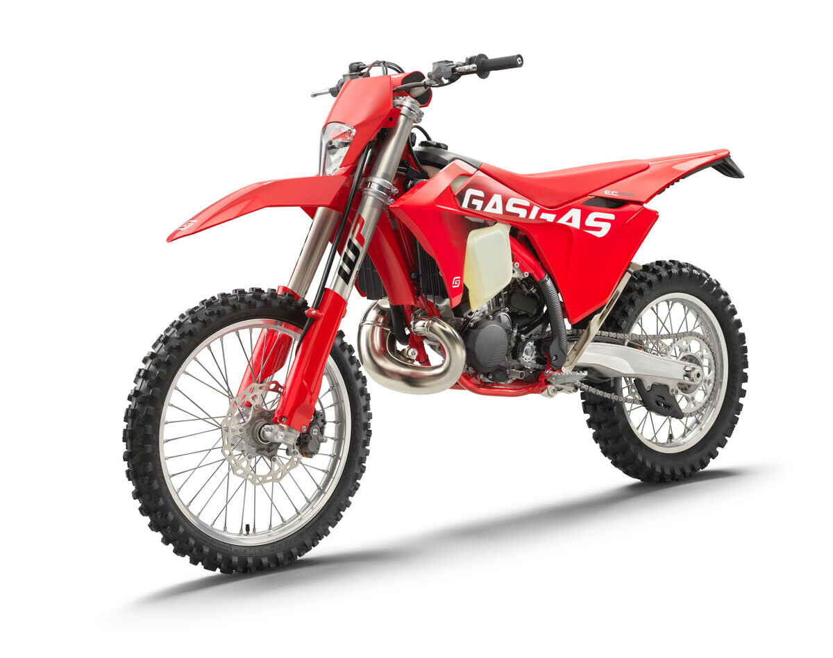 61450_Enduro _ EC 300 US_ 2024 _ Studio