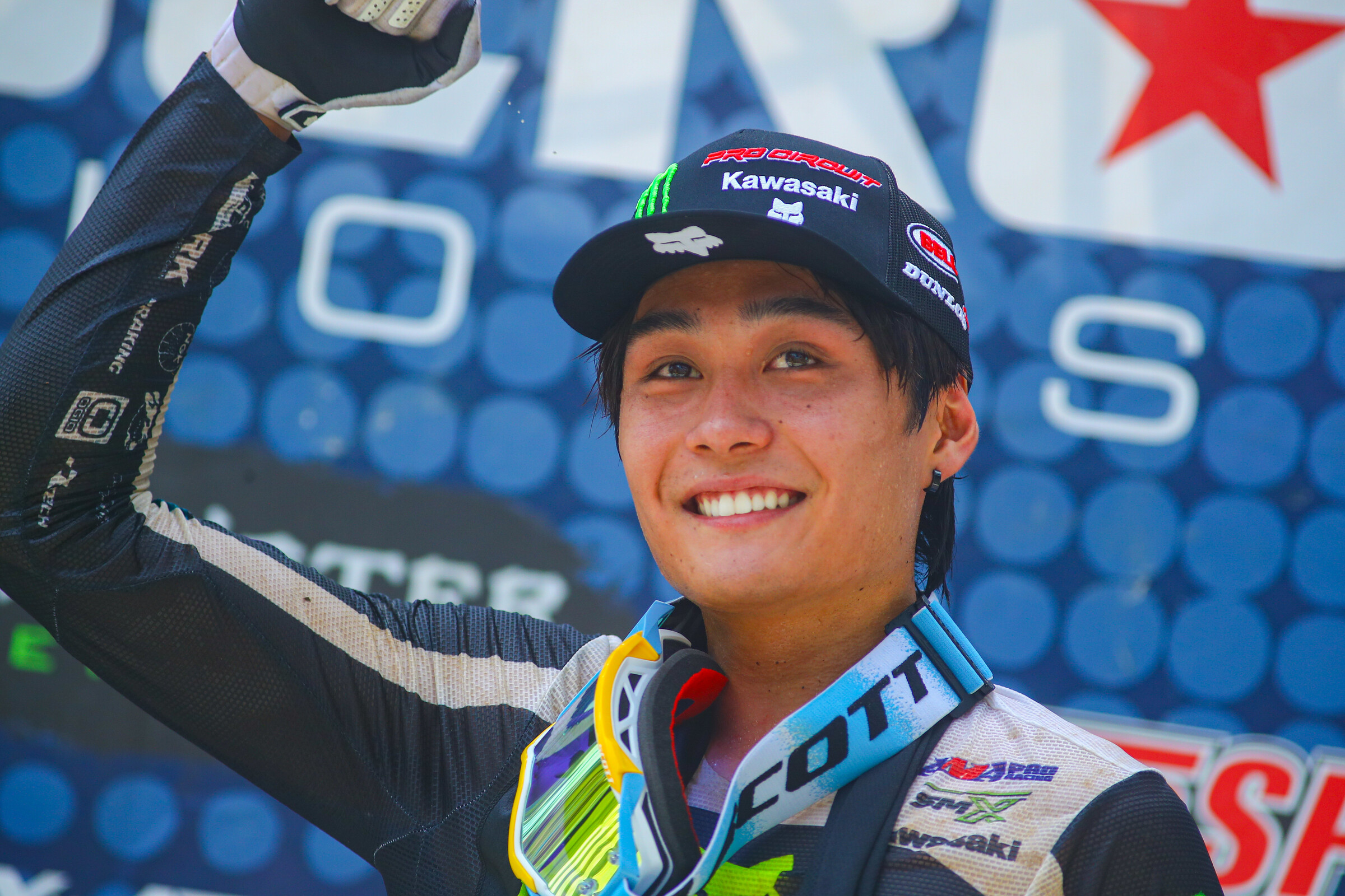 Shimoda acknowledges the cheering crowd.