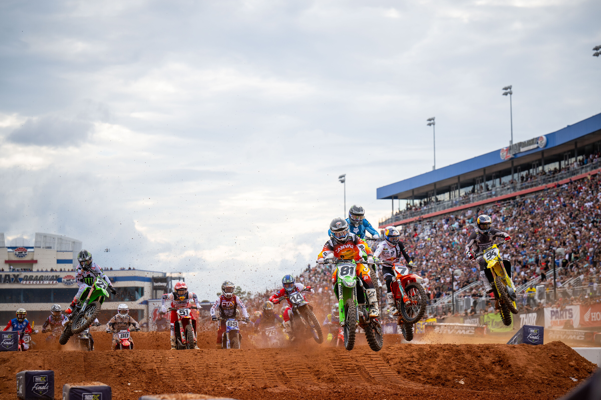 Masterpool's jump to start the second moto.