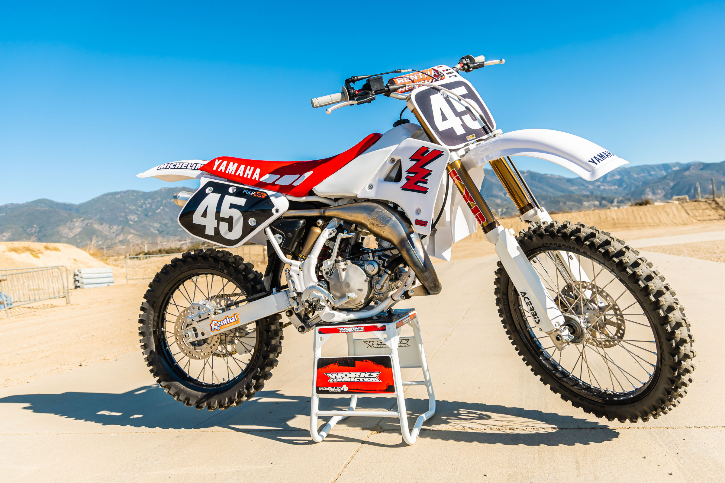 Video: Damon Bradshaw Retro Replica 1990 Yamaha YZ125 - Racer X