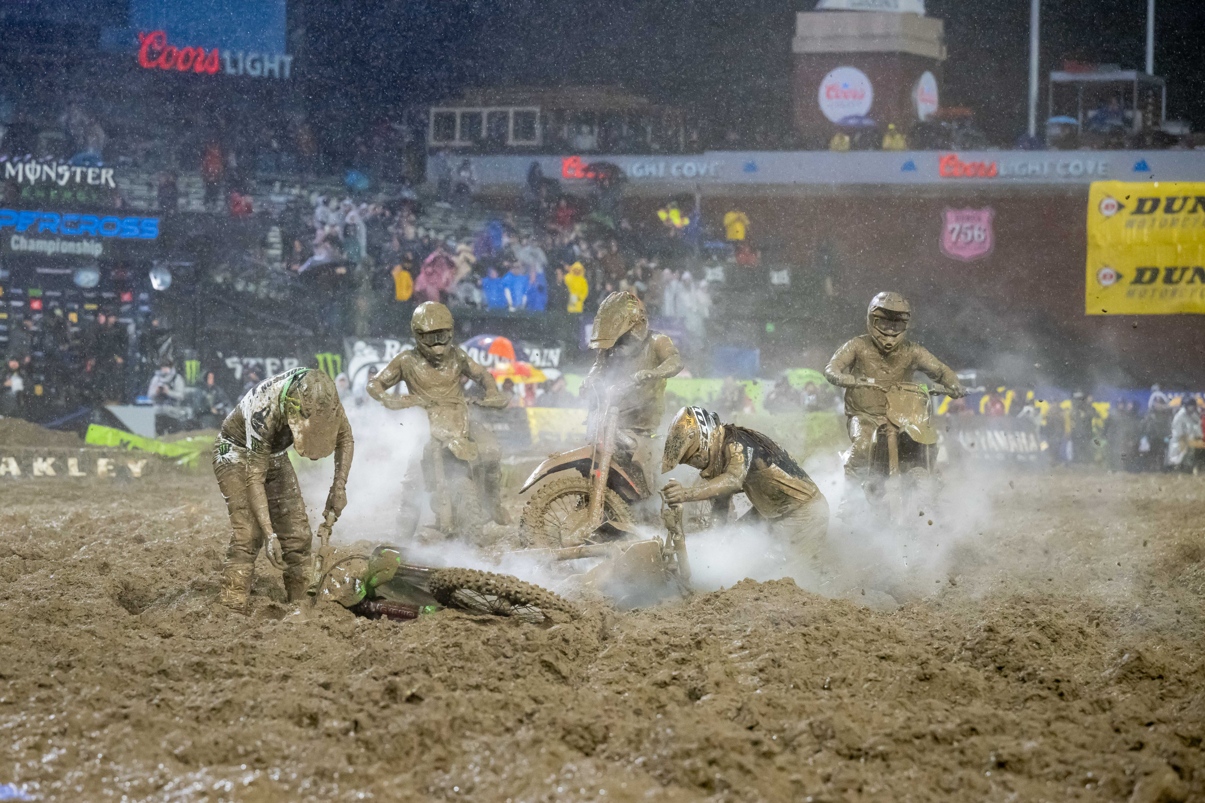 Jason Anderson, Malcolm Stewart, and more down in the first turn.