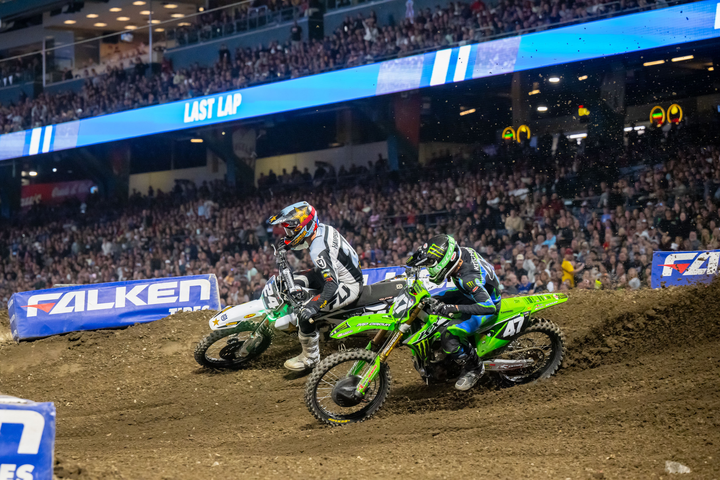 Hampshire and Kitchen battle for the lead in Anaheim.