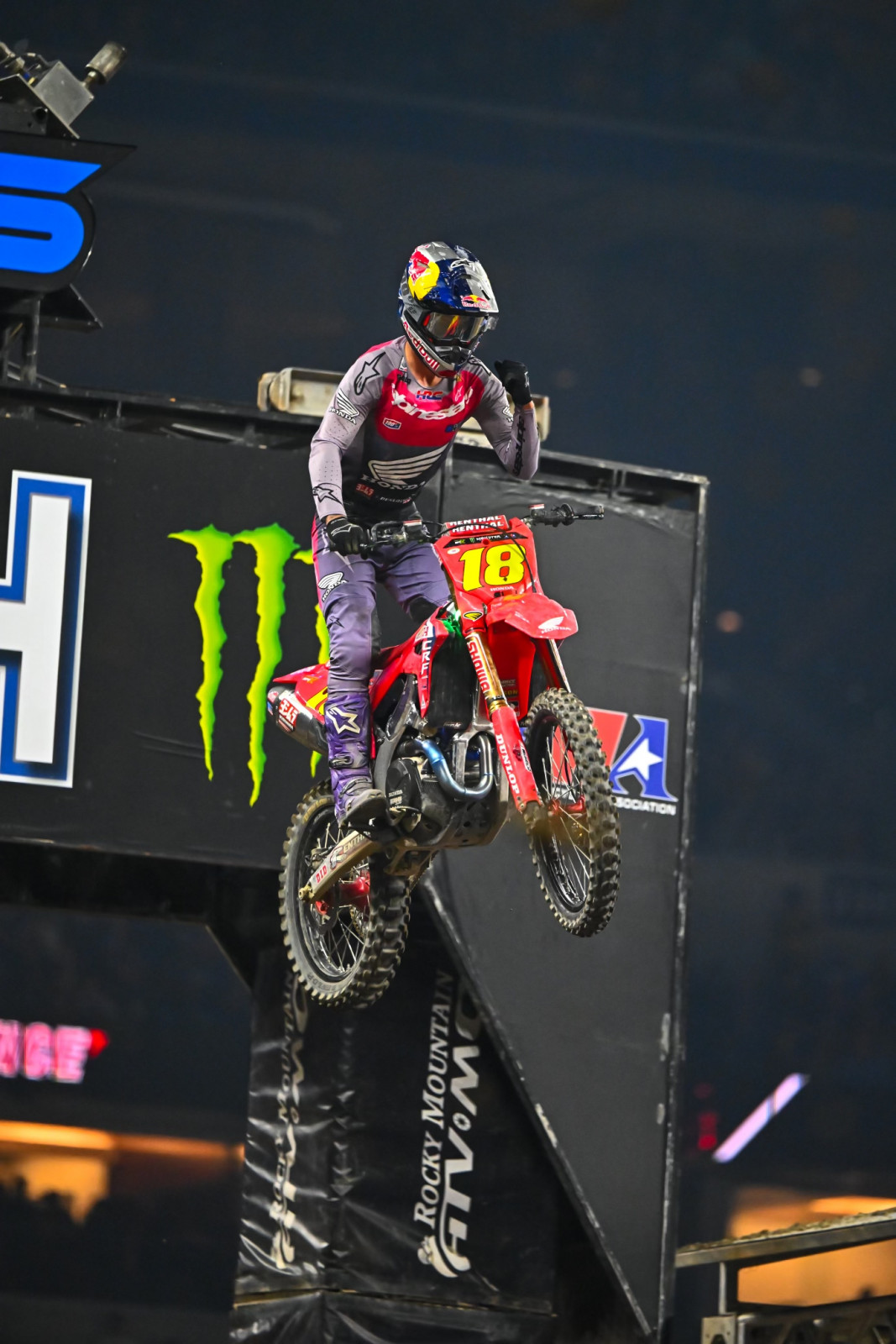 Jett Lawrence strikes first in 450SX!