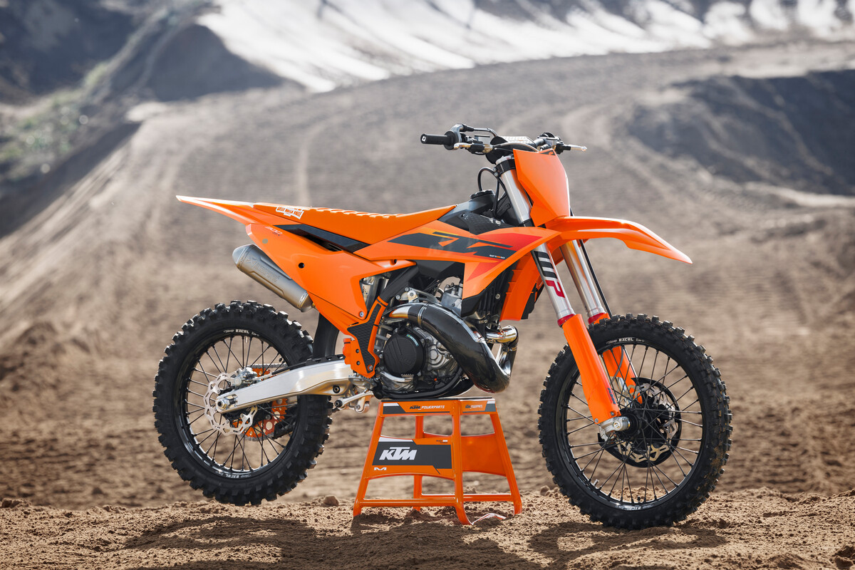 579881_MY25 KTM 300 SX - Static_Static_02_STATIC