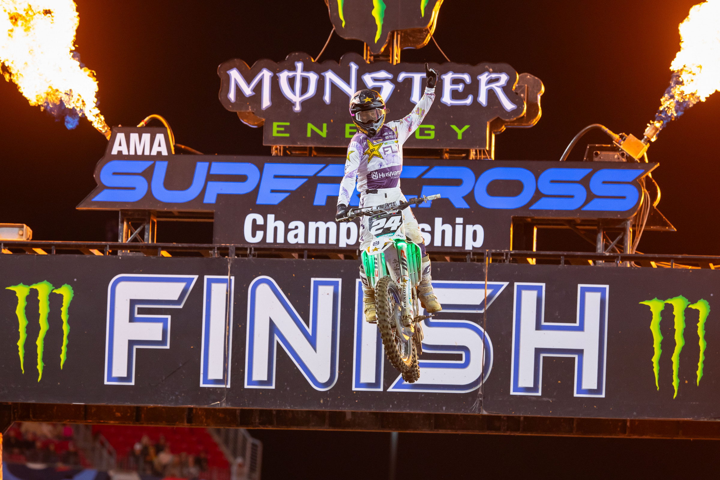 A big points swing in Nashville resulted in Hampshire taking over the lead with two rounds left in the 250SX West Region.