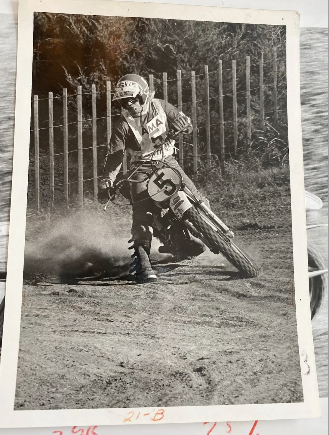 Illinois’ Mark Barnett on the way to his 1975 AMA title in Pittsburg, Kansas.
