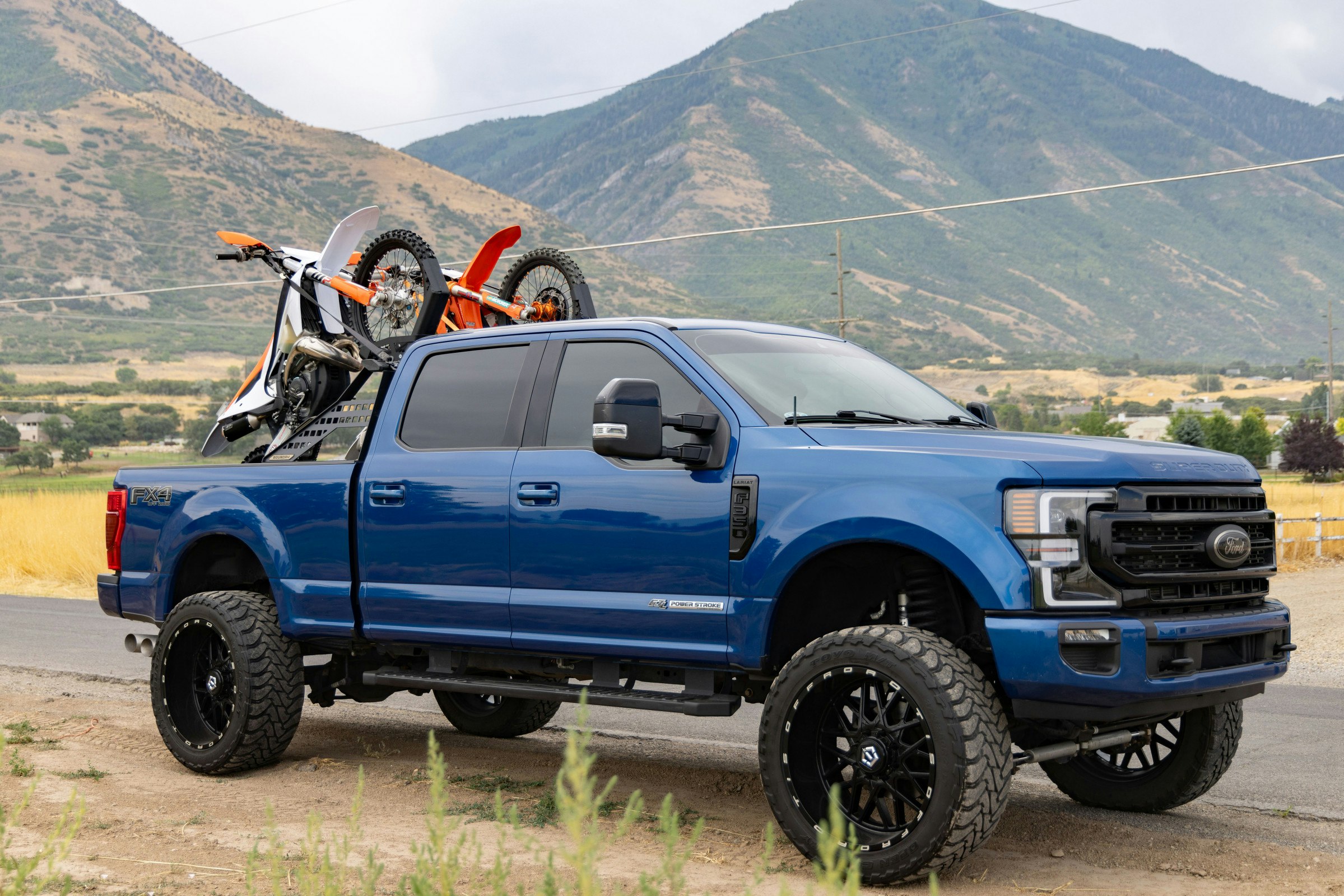 Full-Sized Bikes, Short Bed, Tailgate Up: The Boundry Rack