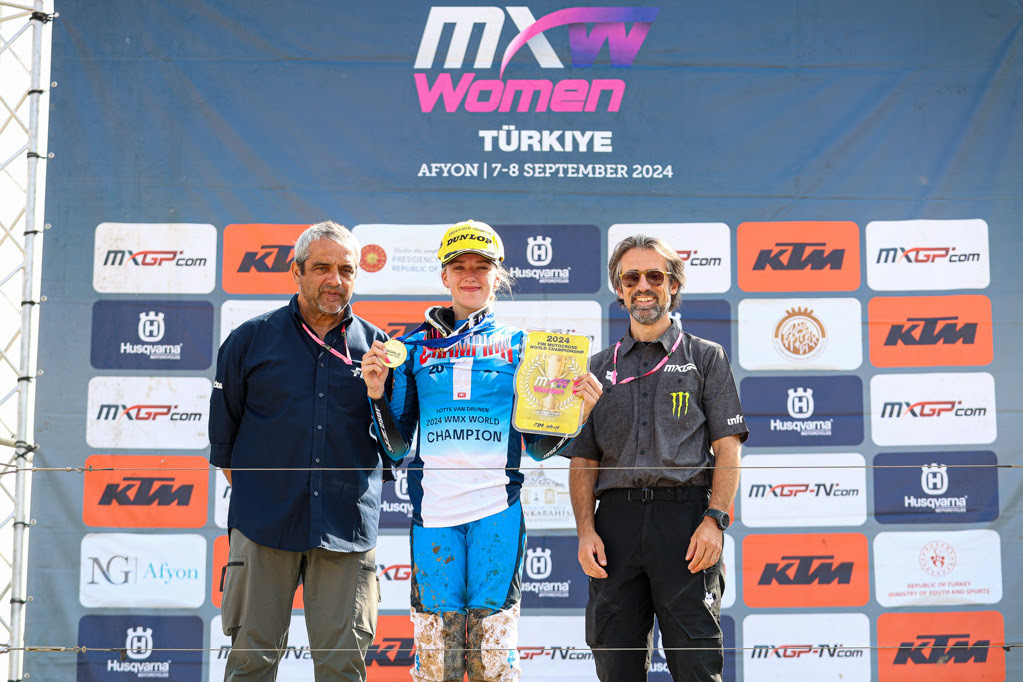 FIM/CMS Director Antonio Alia, Lotte Van Drunen, Infront Moto Racing COO Danieloe Rizzi