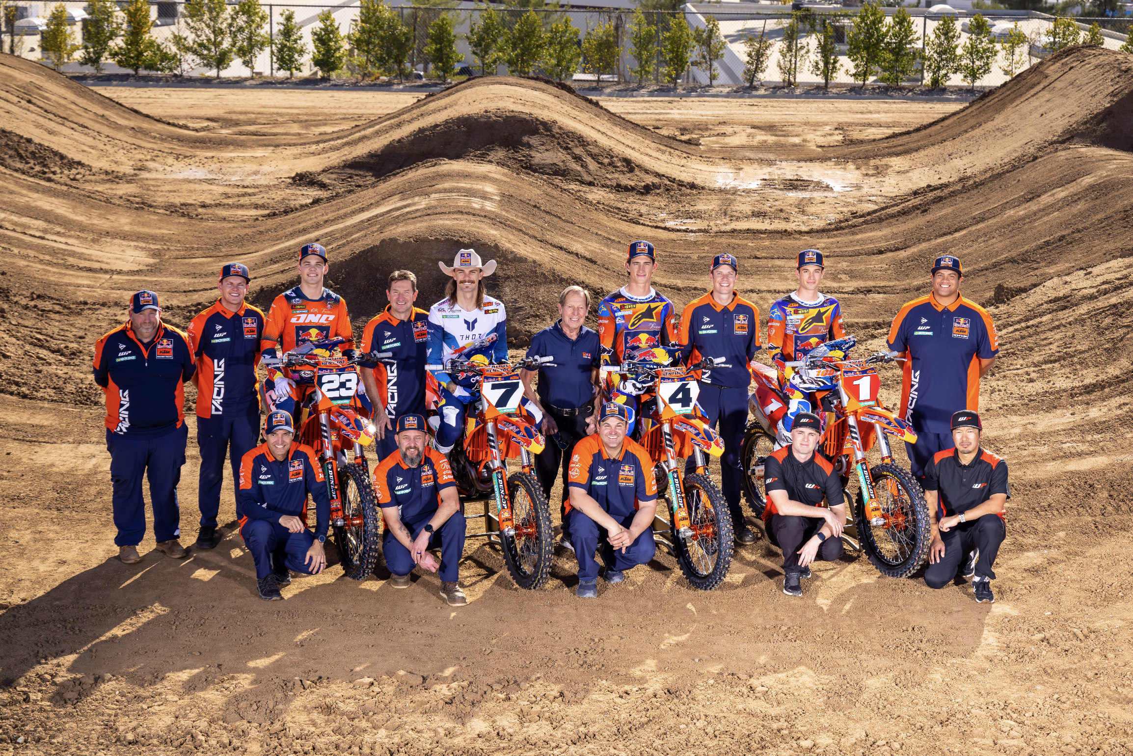 660152_MiscKTMDec24-Cudby-071_Team Shooting Red Bull KTM SX 2025