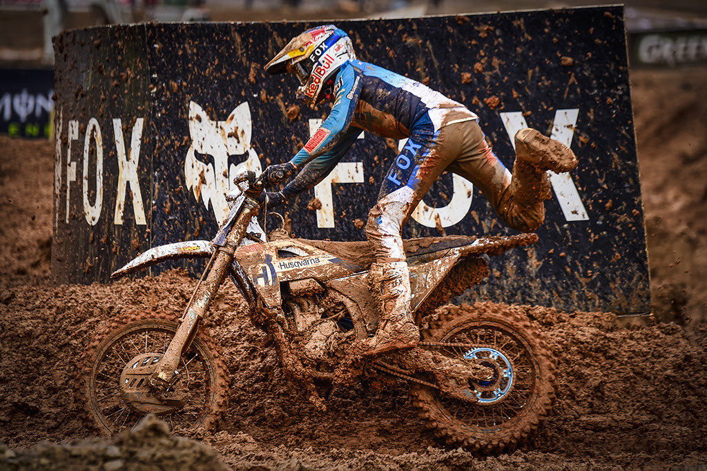 De Wolf either avoiding a rut, making a mistake, or celebrating the red plate.