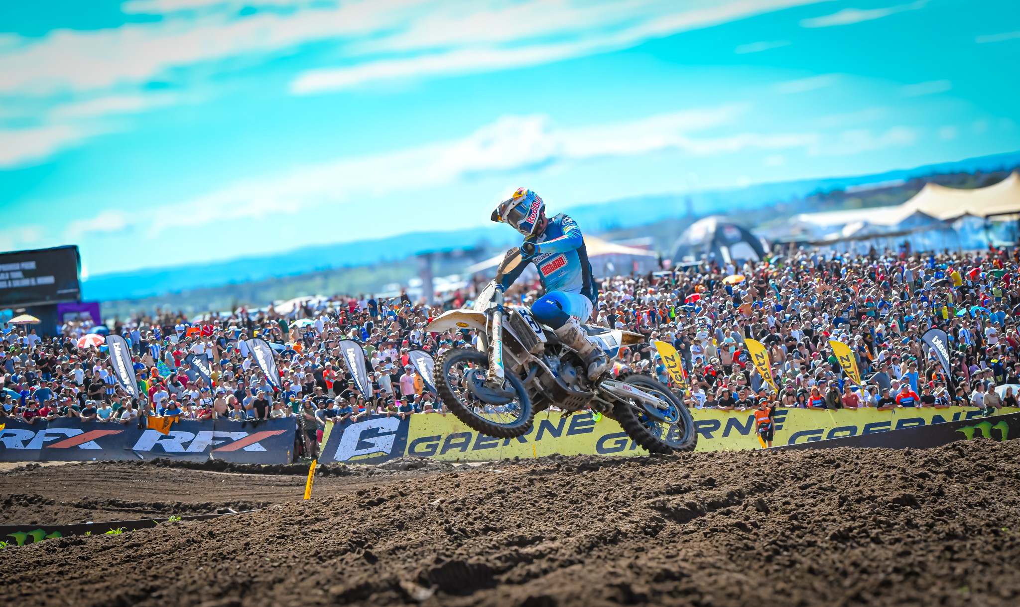 76 De Wolf and crowd