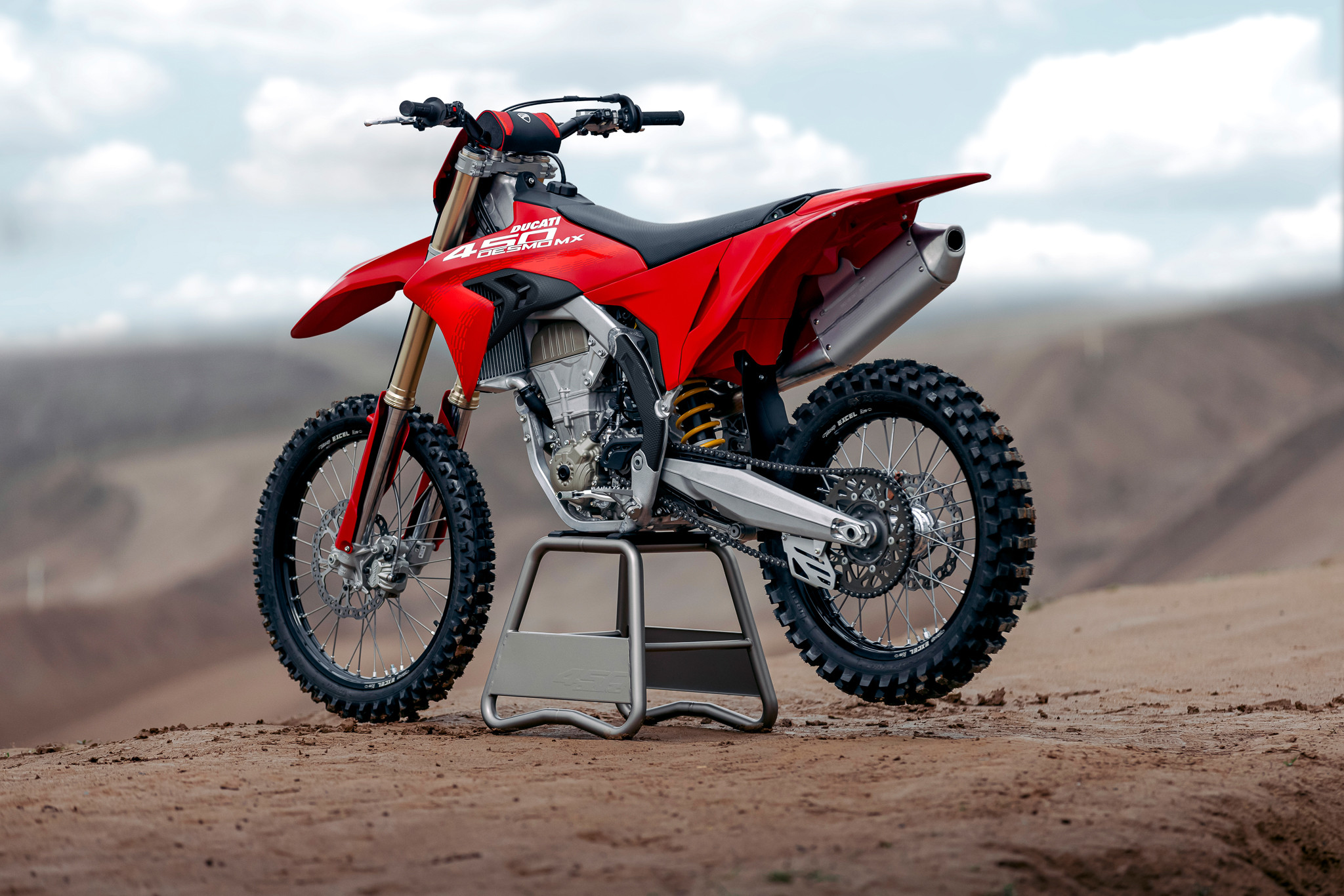 08 - MY26_DESMO450_MX_STATICS_ON_LOCATION _8__UC775636_High