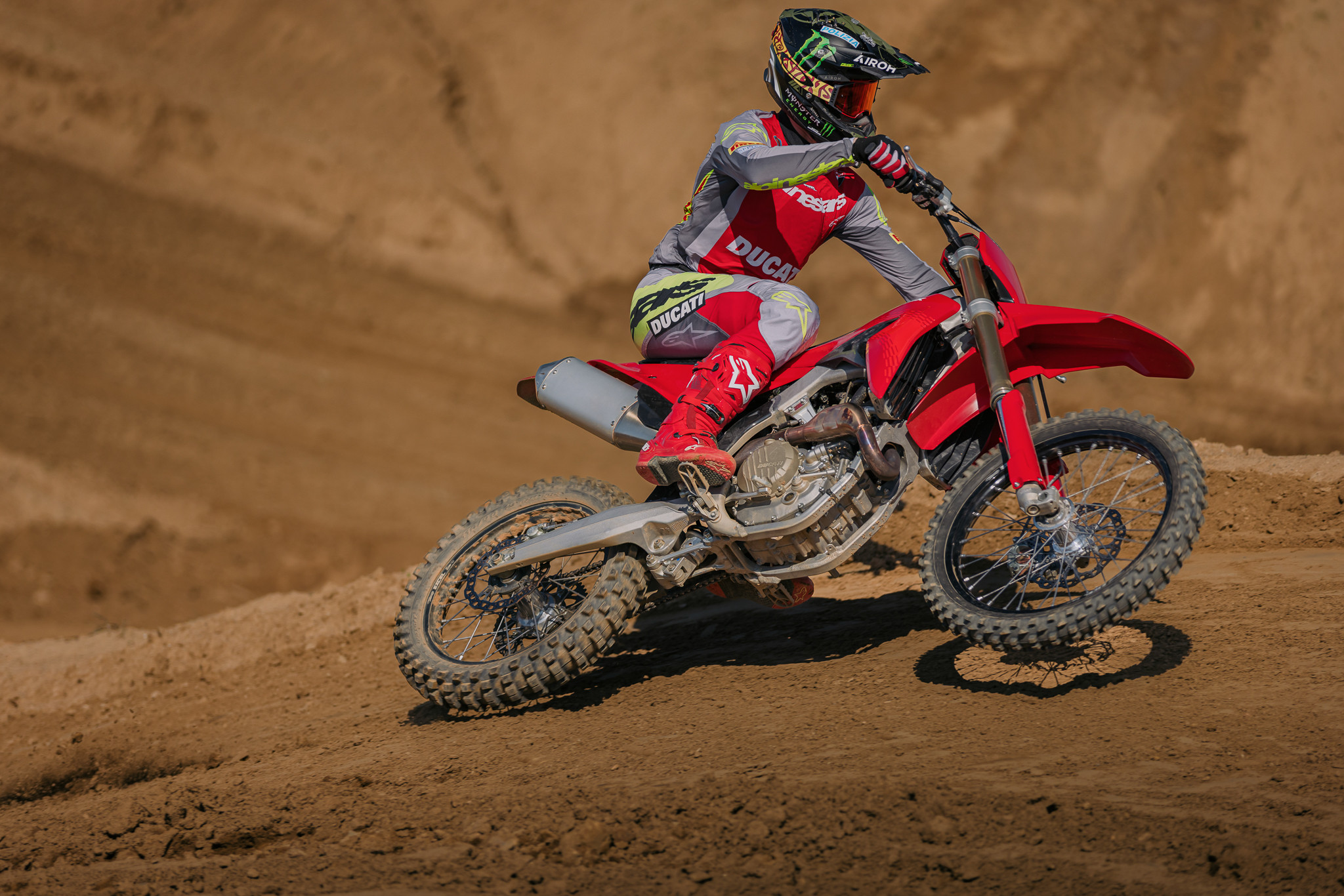 03 - MY26_DESMO450_MX_DYNAMICS _37__UC775630_High