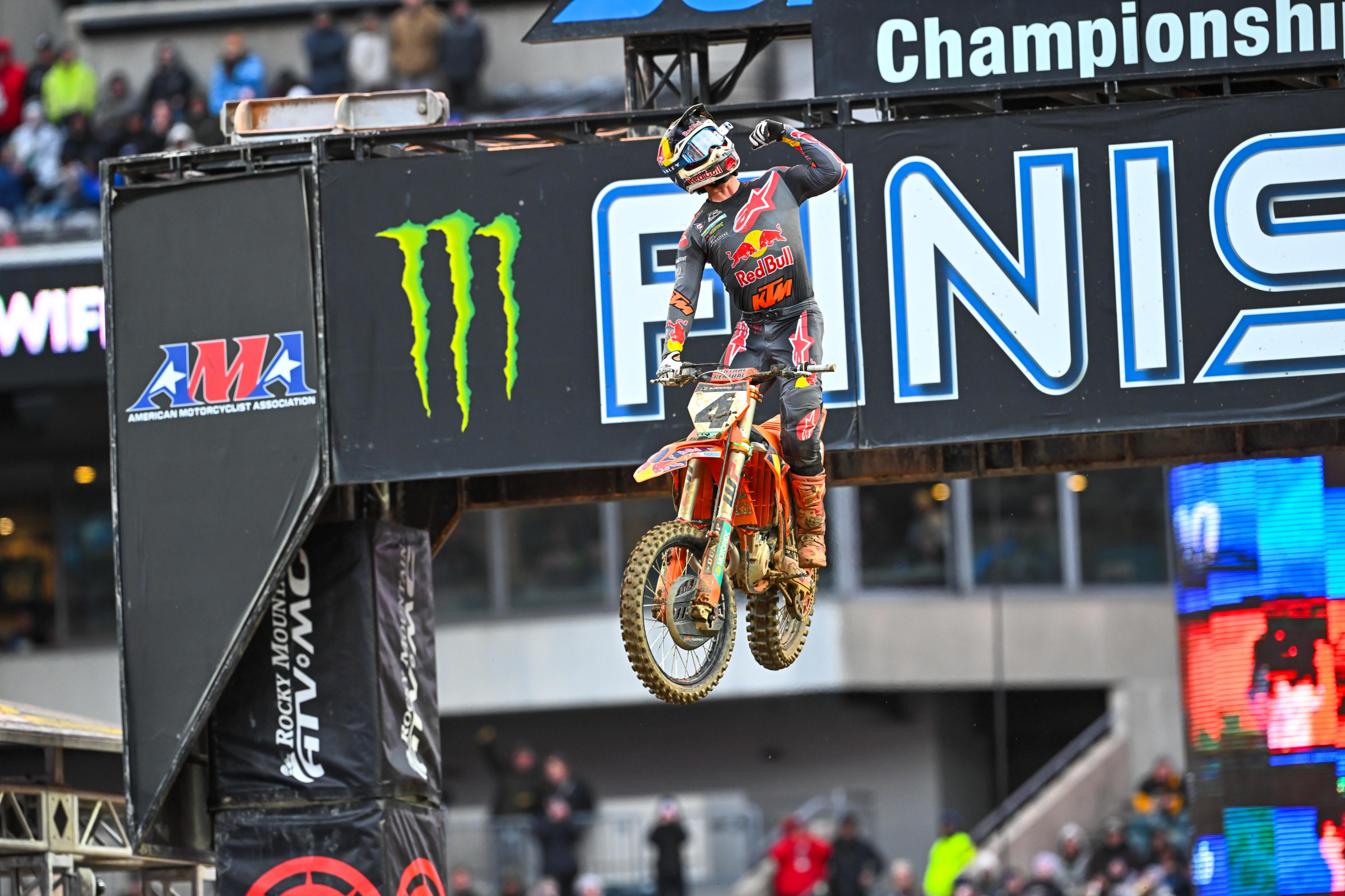 Chase Sexton: fastest overall qualifier, heat race win, and main event win. 💪