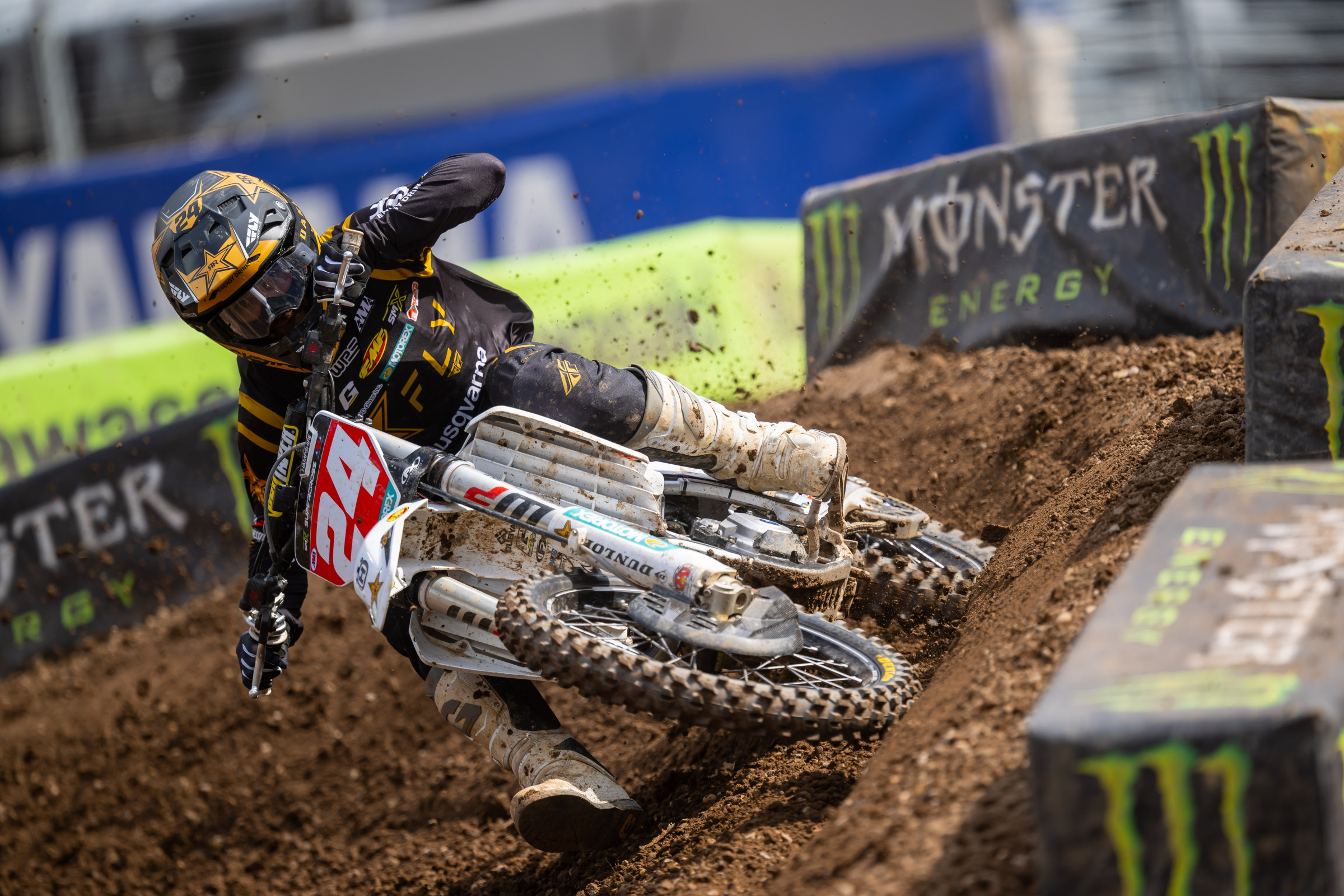 RJ Hampshire is dealing with a wrist injury late in the East title fight.