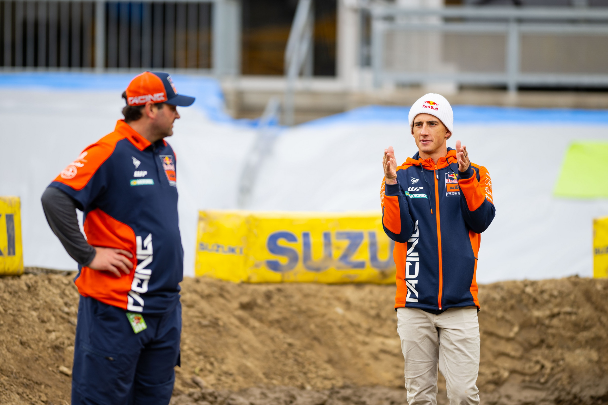 Sexton demonstrating how close he would be to Webb for much of the main event.