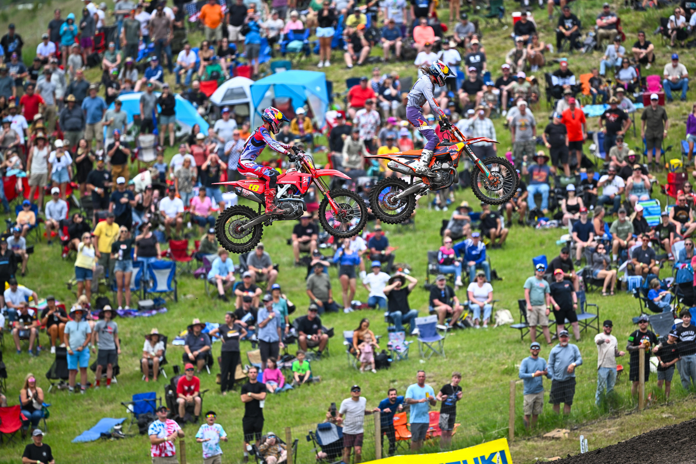 Aaron Plessinger and Jett Lawrence battling for the race lead!