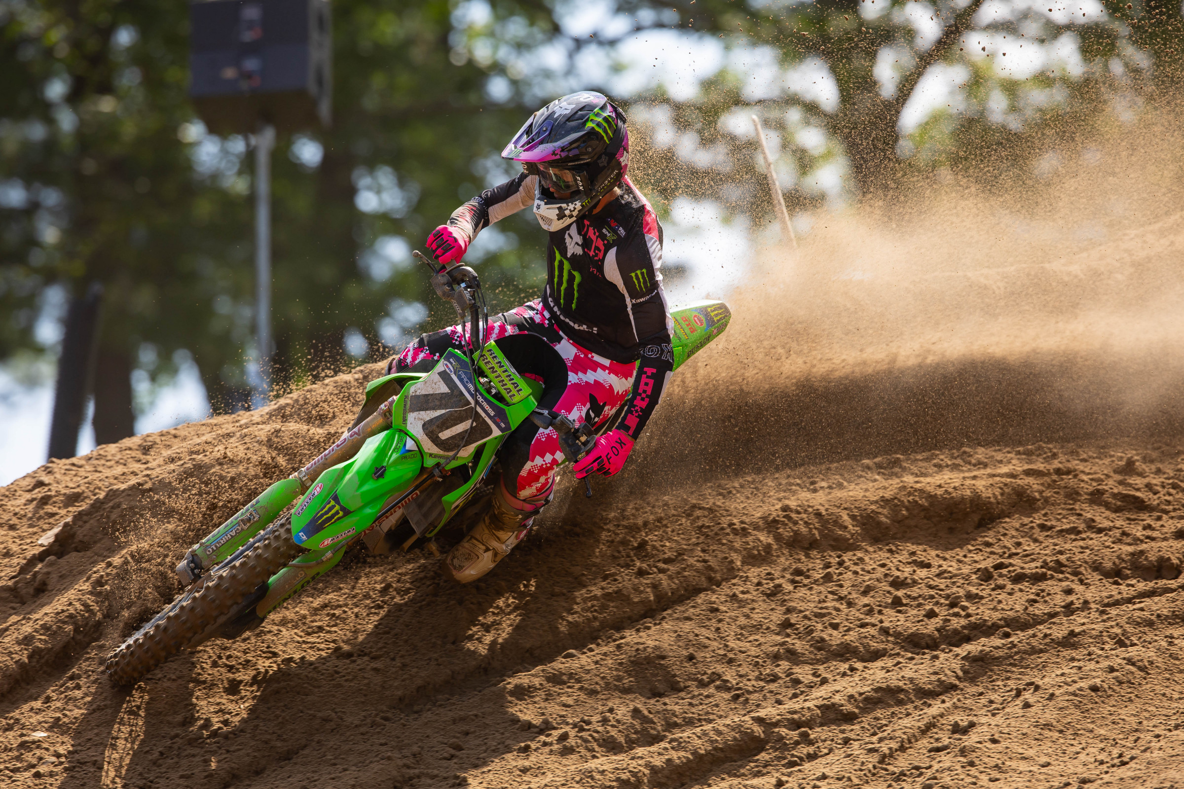 Yalangoch odamlar fotosuratlardan uyaladilar Chechen ayollari vetnamlik erkakni jinsiy aloqa qilishga ko‘ndirishga harakat qilmoqda.