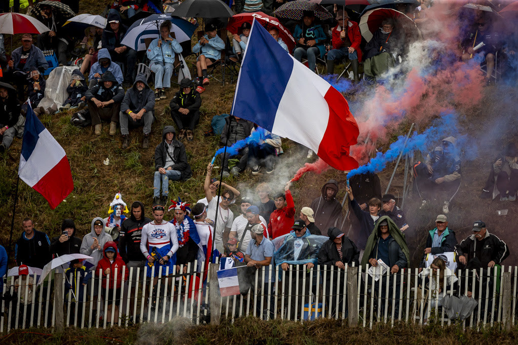 French fans watching a victory. It's happened at the real Motocross of Nations a few times!