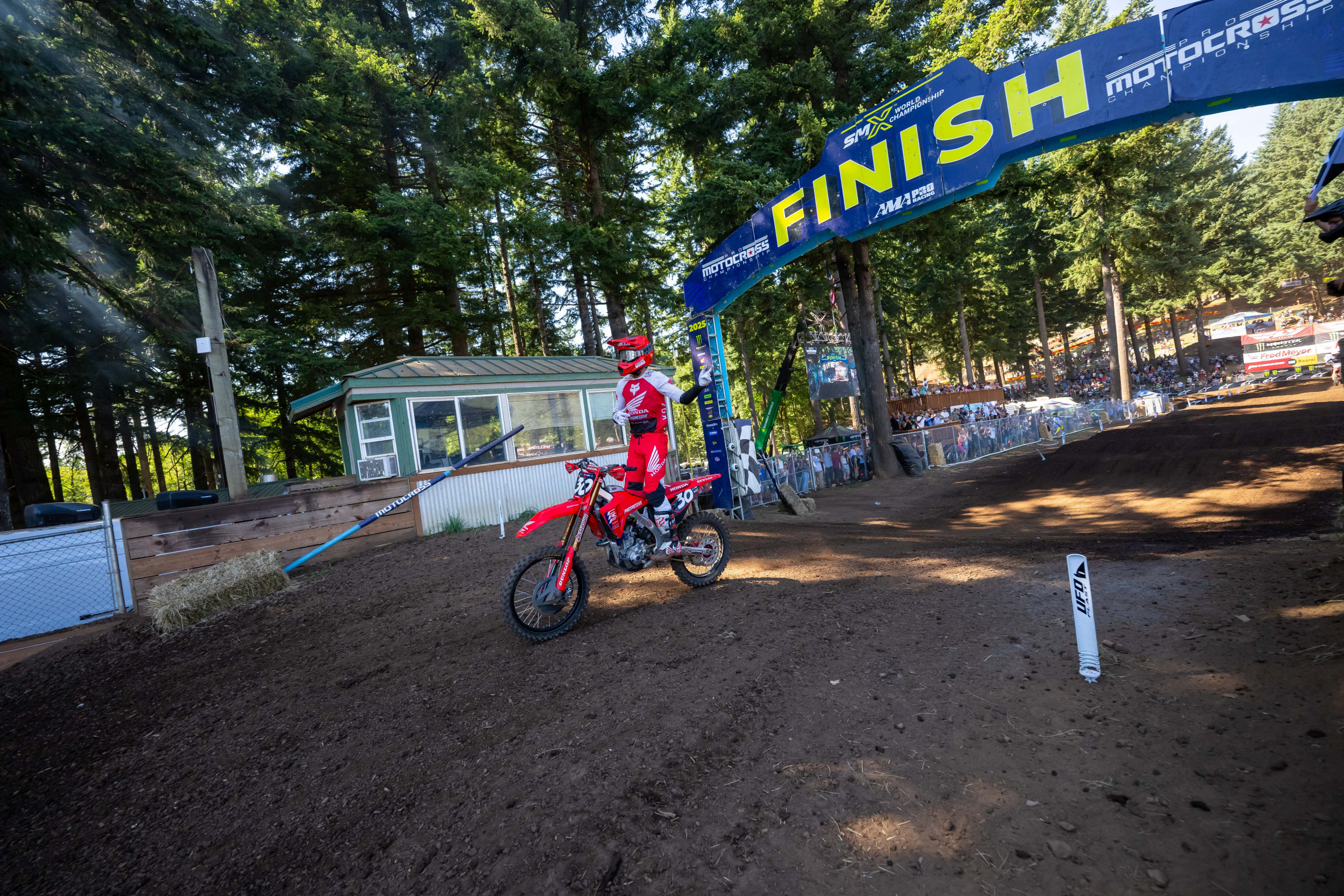 Jo Shimoda celebrated winning by playing the air guitar.